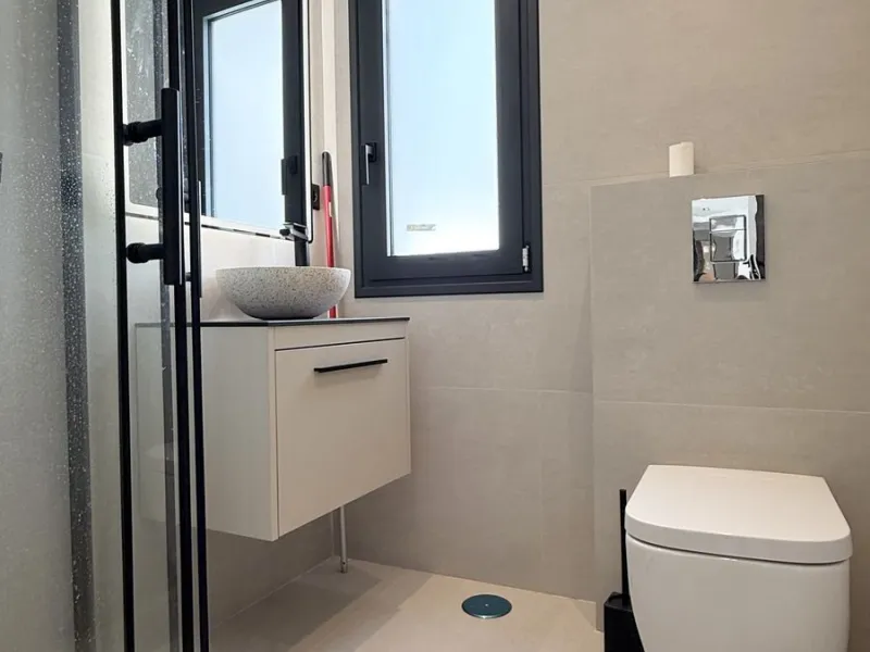 An exceptional villa for sale in Altos del Rodeo, offering five bedrooms and four bathrooms with a desirable south-facing orientation. The villa was fully renovated in 2025. The property is distributed over three levels.