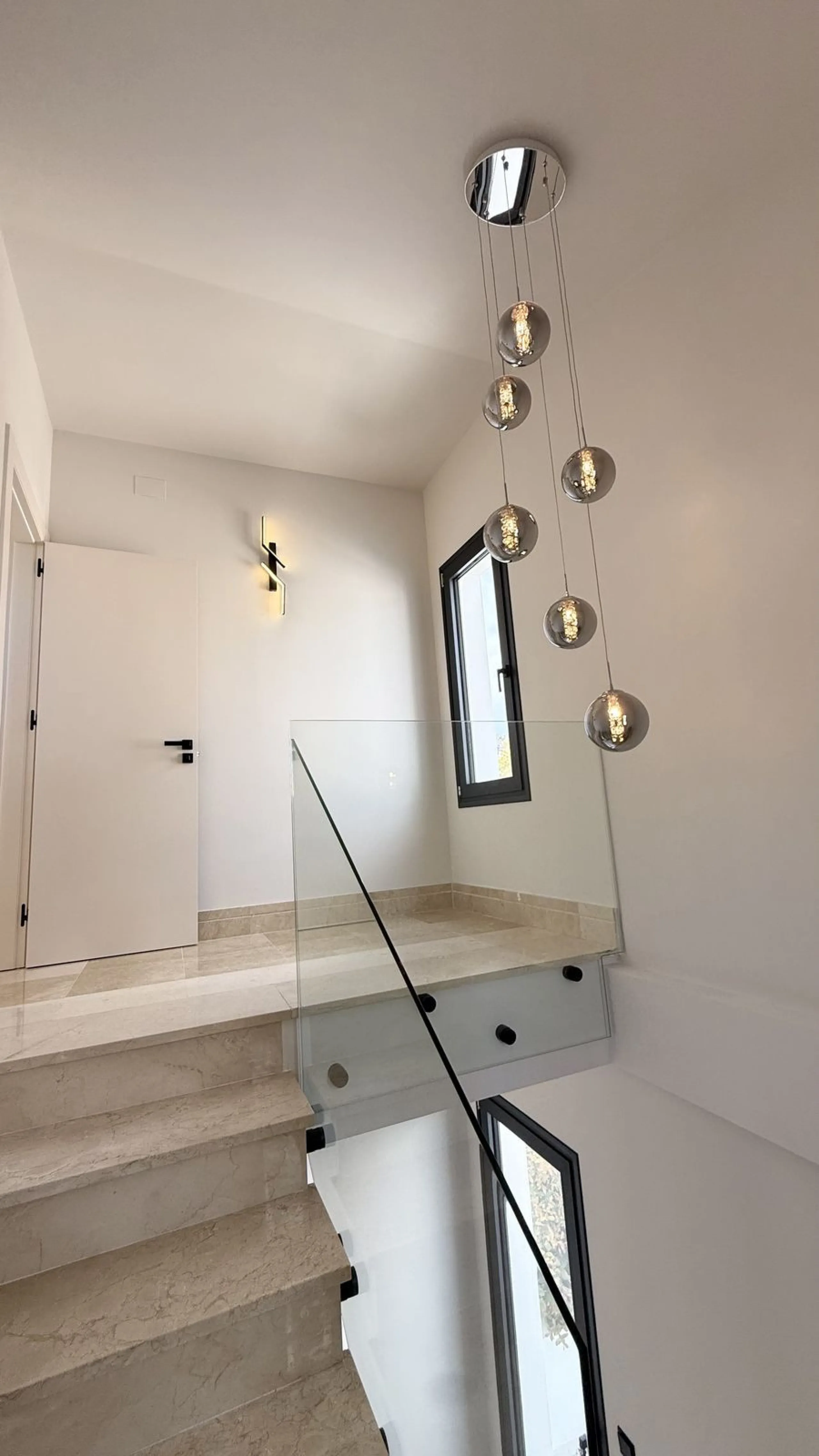 An exceptional villa for sale in Altos del Rodeo, offering five bedrooms and four bathrooms with a desirable south-facing orientation. The villa was fully renovated in 2025. The property is distributed over three levels.