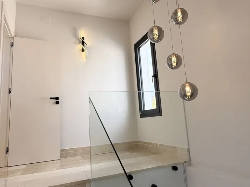 An exceptional villa for sale in Altos del Rodeo, offering five bedrooms and four bathrooms with a desirable south-facing orientation. The villa was fully renovated in 2025. The property is distributed over three levels.