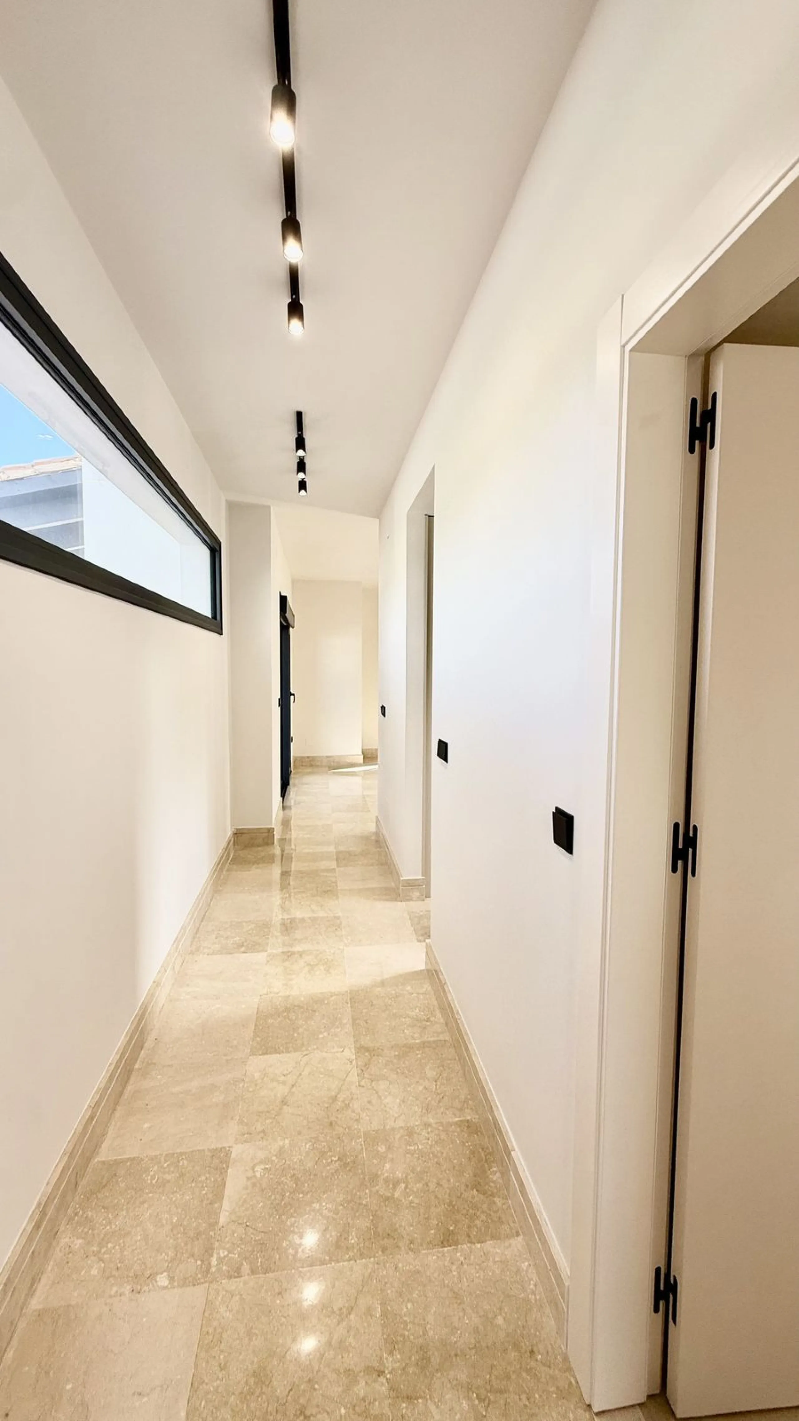 An exceptional villa for sale in Altos del Rodeo, offering five bedrooms and four bathrooms with a desirable south-facing orientation. The villa was fully renovated in 2025. The property is distributed over three levels.