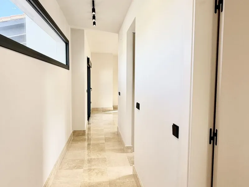 An exceptional villa for sale in Altos del Rodeo, offering five bedrooms and four bathrooms with a desirable south-facing orientation. The villa was fully renovated in 2025. The property is distributed over three levels.