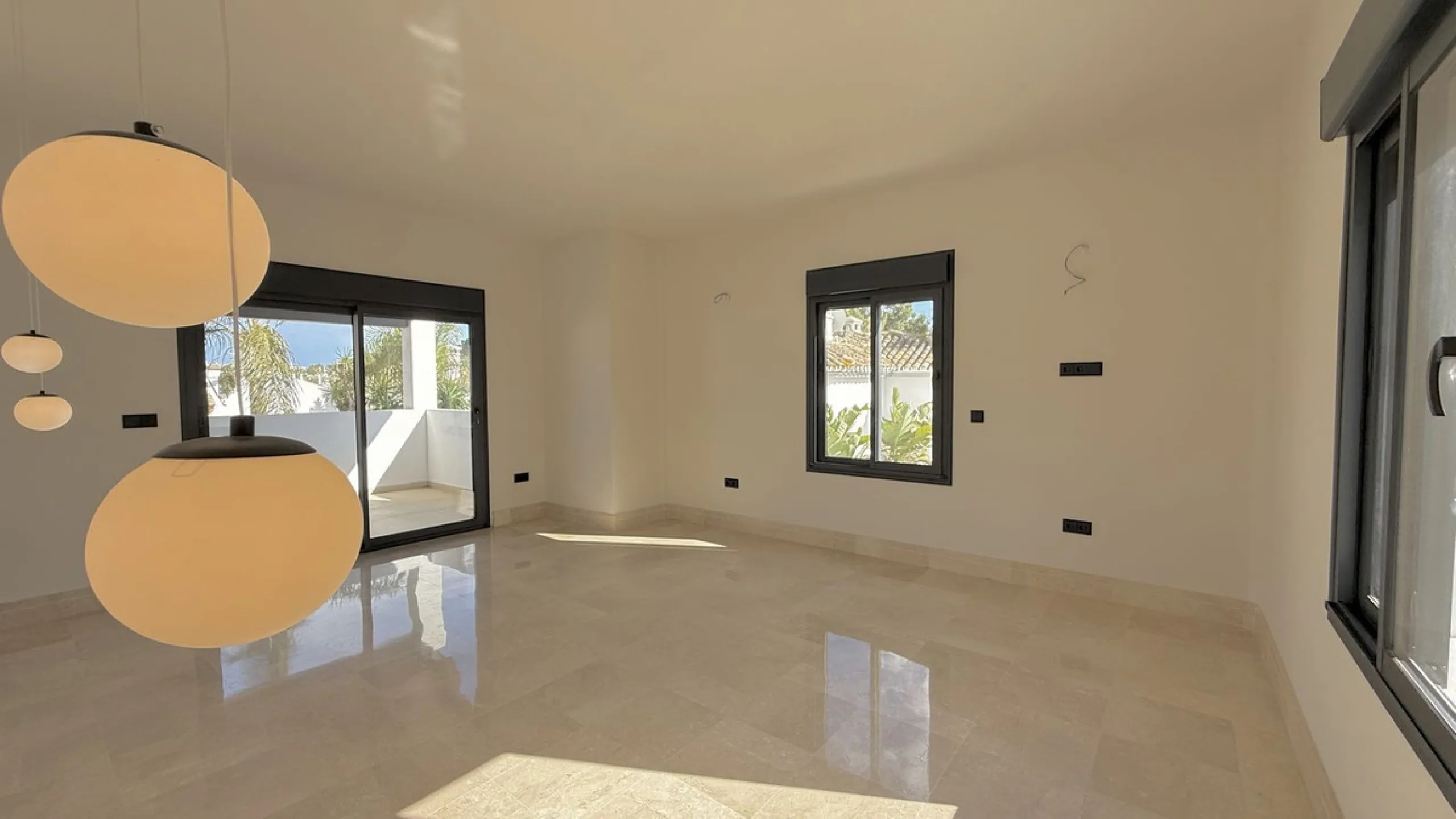 An exceptional villa for sale in Altos del Rodeo, offering five bedrooms and four bathrooms with a desirable south-facing orientation. The villa was fully renovated in 2025. The property is distributed over three levels.