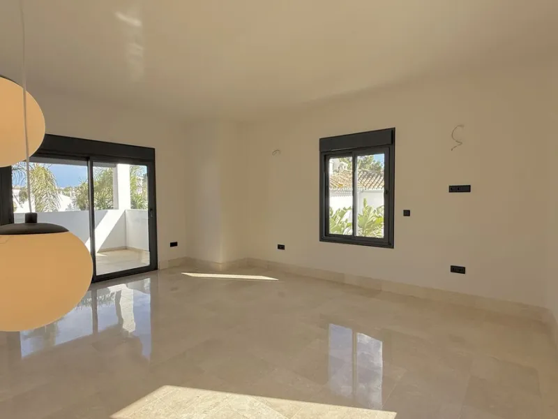An exceptional villa for sale in Altos del Rodeo, offering five bedrooms and four bathrooms with a desirable south-facing orientation. The villa was fully renovated in 2025. The property is distributed over three levels.