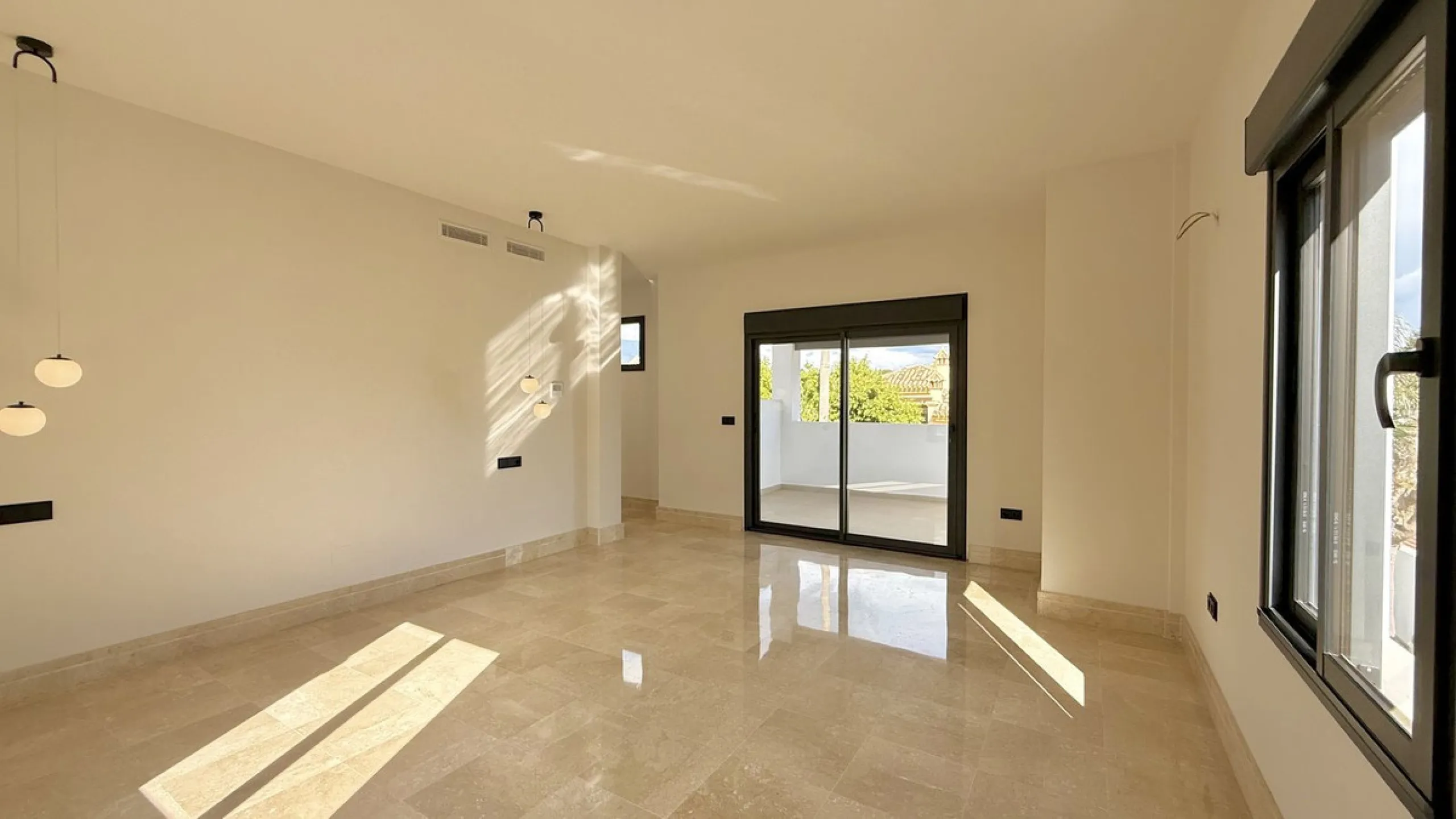 An exceptional villa for sale in Altos del Rodeo, offering five bedrooms and four bathrooms with a desirable south-facing orientation. The villa was fully renovated in 2025. The property is distributed over three levels.