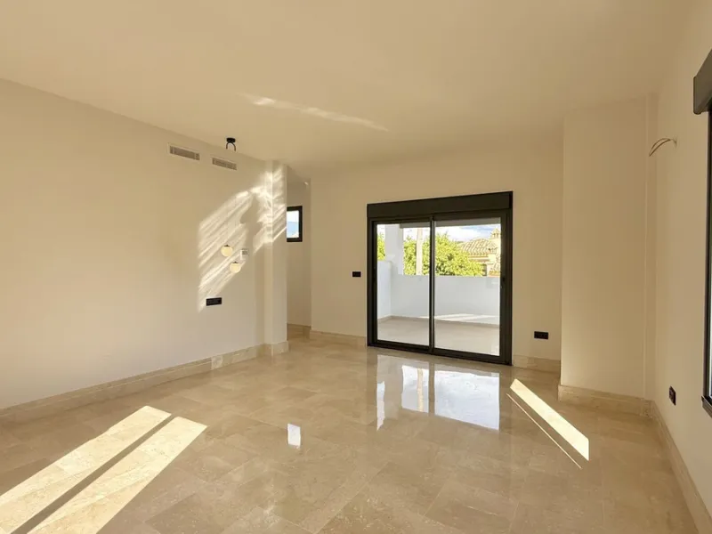 An exceptional villa for sale in Altos del Rodeo, offering five bedrooms and four bathrooms with a desirable south-facing orientation. The villa was fully renovated in 2025. The property is distributed over three levels.