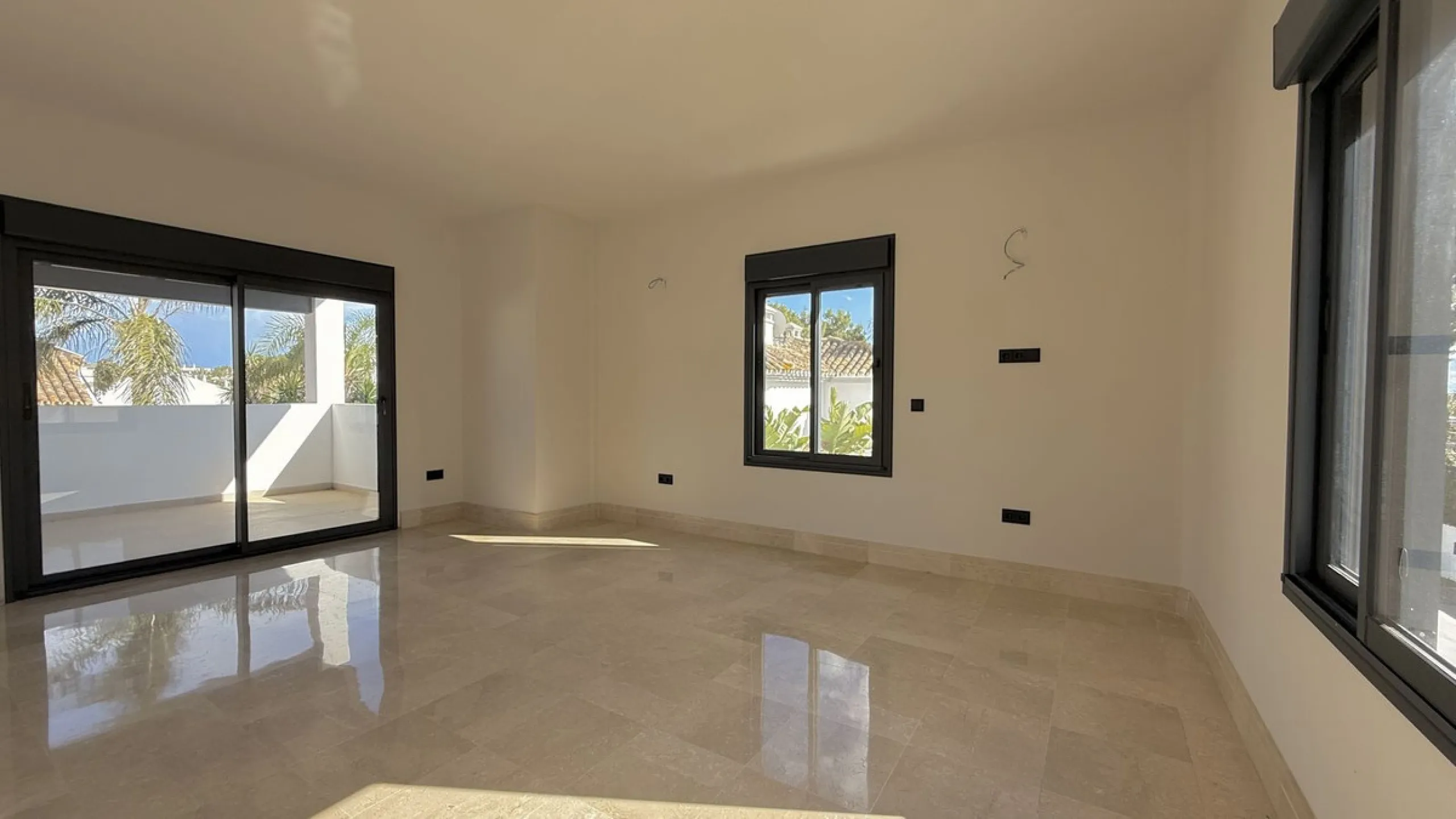 An exceptional villa for sale in Altos del Rodeo, offering five bedrooms and four bathrooms with a desirable south-facing orientation. The villa was fully renovated in 2025. The property is distributed over three levels.