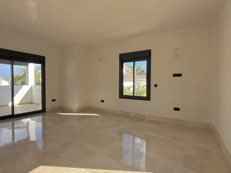 An exceptional villa for sale in Altos del Rodeo, offering five bedrooms and four bathrooms with a desirable south-facing orientation. The villa was fully renovated in 2025. The property is distributed over three levels.