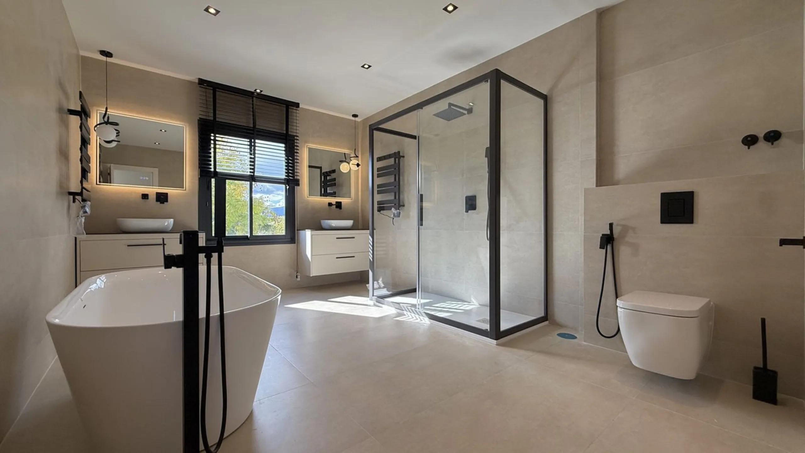 An exceptional villa for sale in Altos del Rodeo, offering five bedrooms and four bathrooms with a desirable south-facing orientation. The villa was fully renovated in 2025. The property is distributed over three levels.