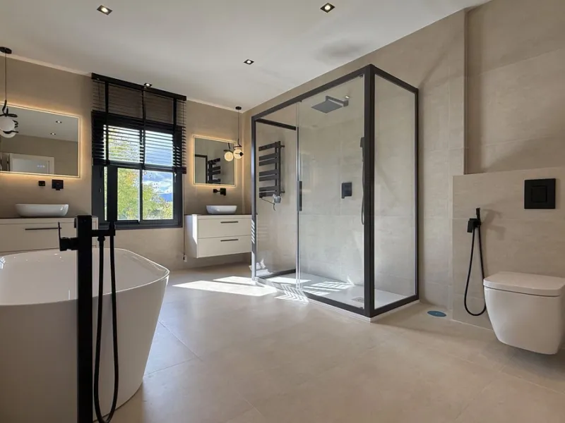 An exceptional villa for sale in Altos del Rodeo, offering five bedrooms and four bathrooms with a desirable south-facing orientation. The villa was fully renovated in 2025. The property is distributed over three levels.