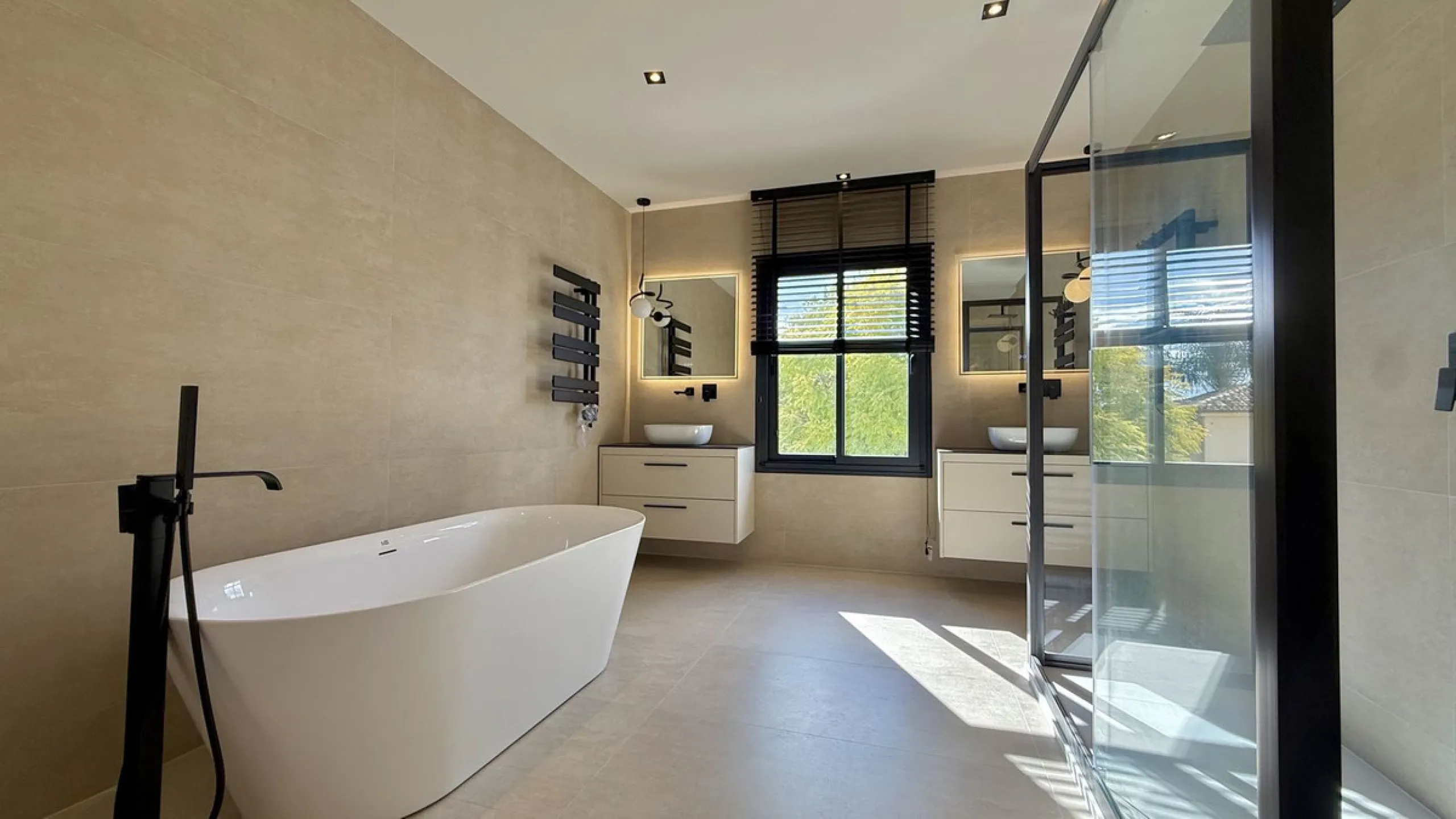 An exceptional villa for sale in Altos del Rodeo, offering five bedrooms and four bathrooms with a desirable south-facing orientation. The villa was fully renovated in 2025. The property is distributed over three levels.