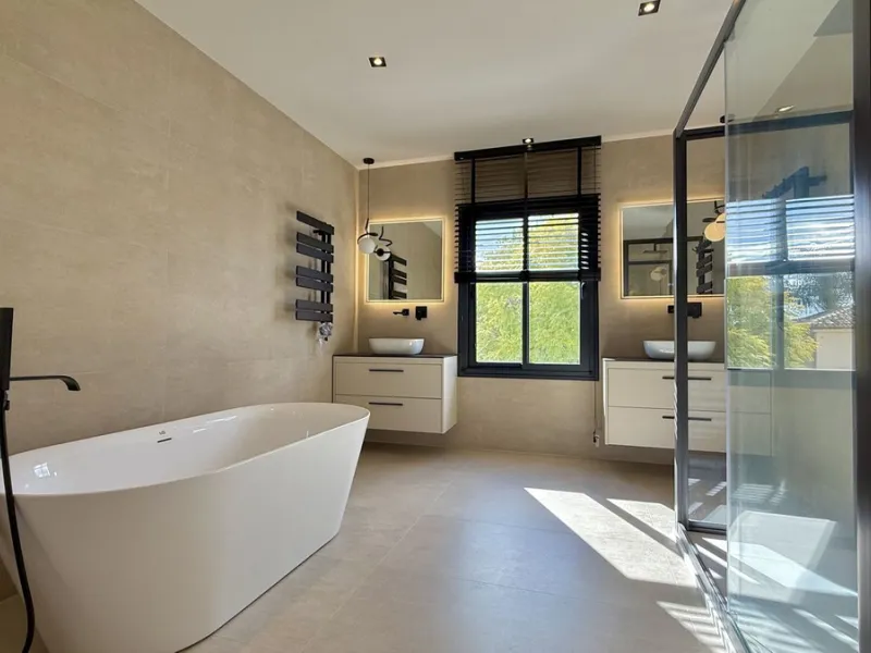 An exceptional villa for sale in Altos del Rodeo, offering five bedrooms and four bathrooms with a desirable south-facing orientation. The villa was fully renovated in 2025. The property is distributed over three levels.