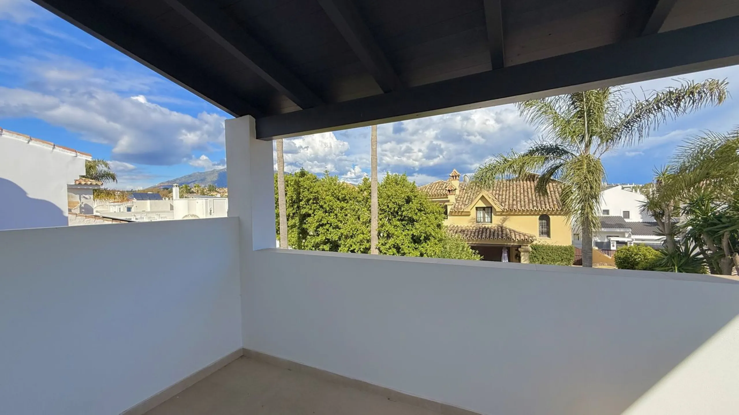 An exceptional villa for sale in Altos del Rodeo, offering five bedrooms and four bathrooms with a desirable south-facing orientation. The villa was fully renovated in 2025. The property is distributed over three levels.