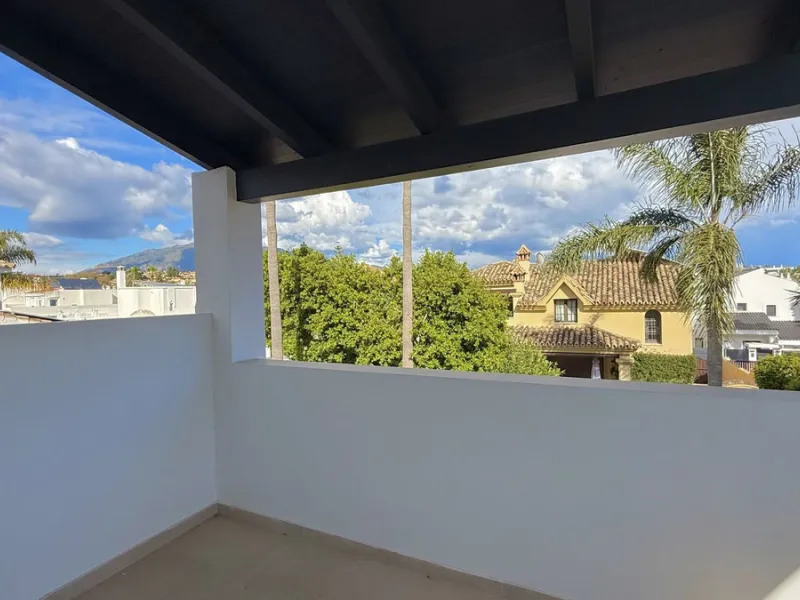 An exceptional villa for sale in Altos del Rodeo, offering five bedrooms and four bathrooms with a desirable south-facing orientation. The villa was fully renovated in 2025. The property is distributed over three levels.