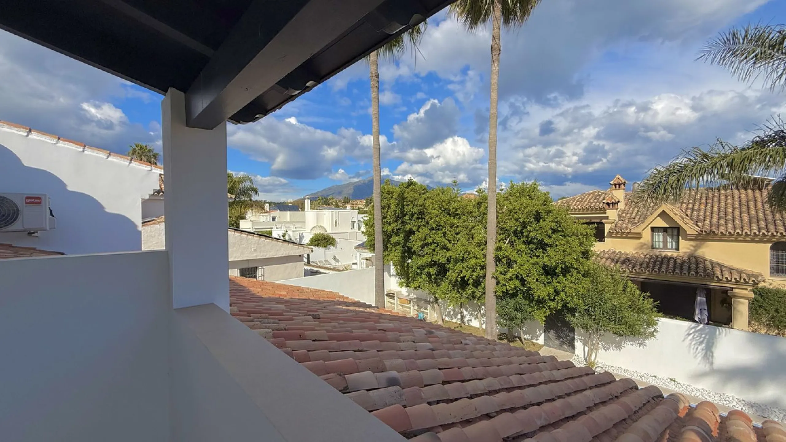 An exceptional villa for sale in Altos del Rodeo, offering five bedrooms and four bathrooms with a desirable south-facing orientation. The villa was fully renovated in 2025. The property is distributed over three levels.