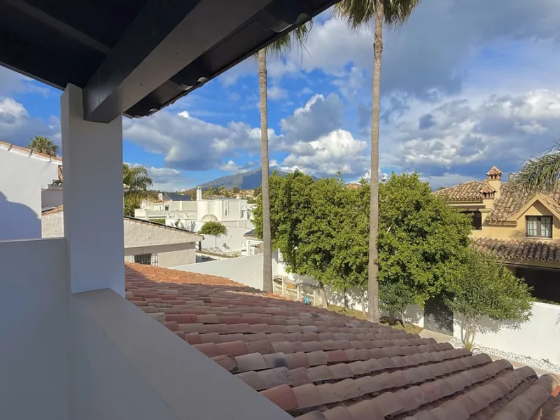 An exceptional villa for sale in Altos del Rodeo, offering five bedrooms and four bathrooms with a desirable south-facing orientation. The villa was fully renovated in 2025. The property is distributed over three levels.