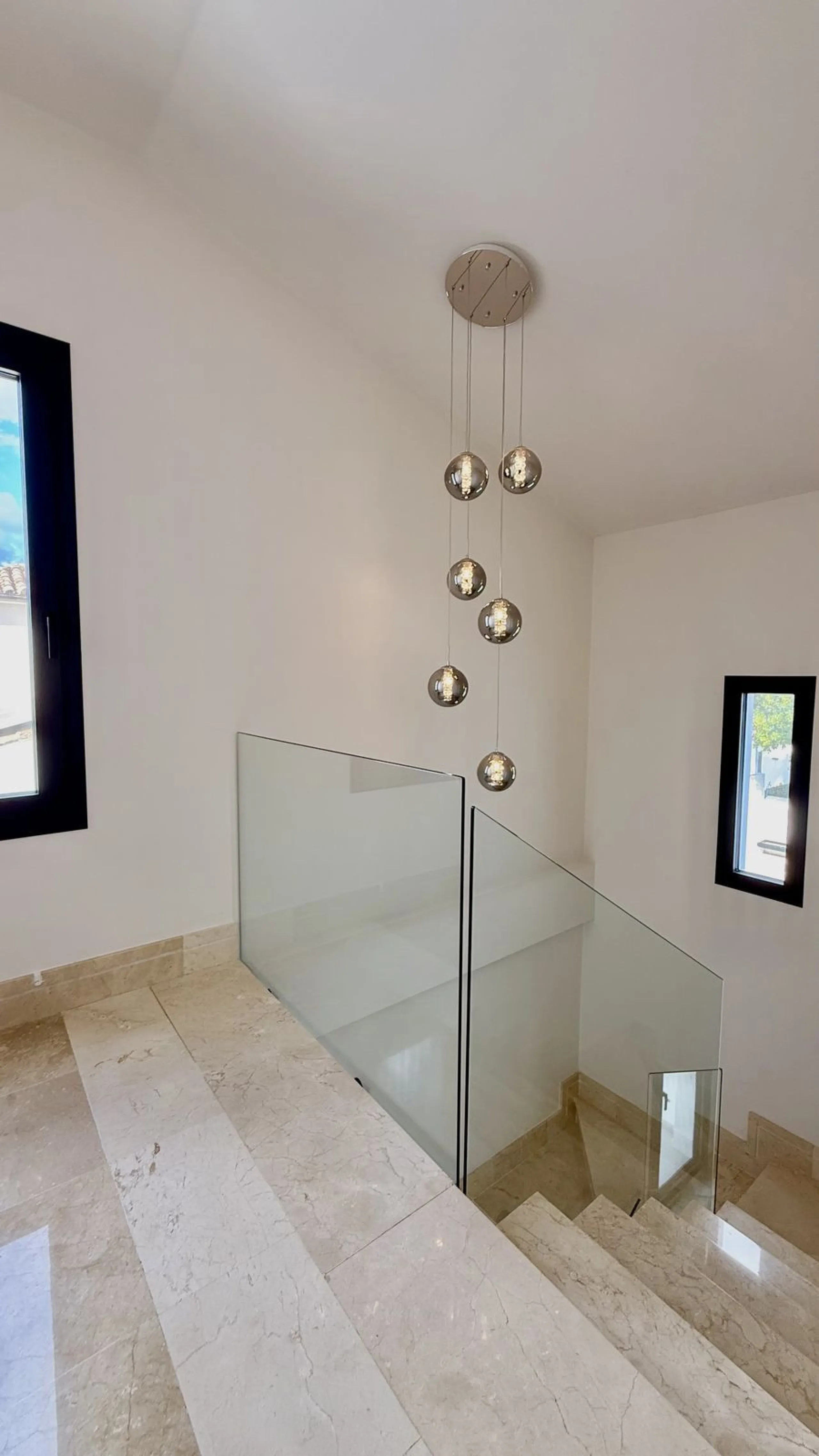 An exceptional villa for sale in Altos del Rodeo, offering five bedrooms and four bathrooms with a desirable south-facing orientation. The villa was fully renovated in 2025. The property is distributed over three levels.