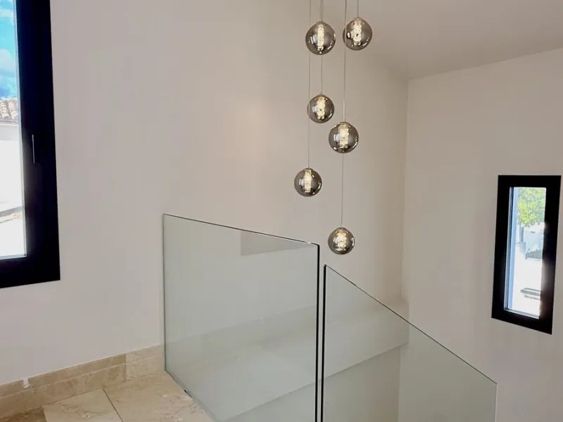 An exceptional villa for sale in Altos del Rodeo, offering five bedrooms and four bathrooms with a desirable south-facing orientation. The villa was fully renovated in 2025. The property is distributed over three levels.