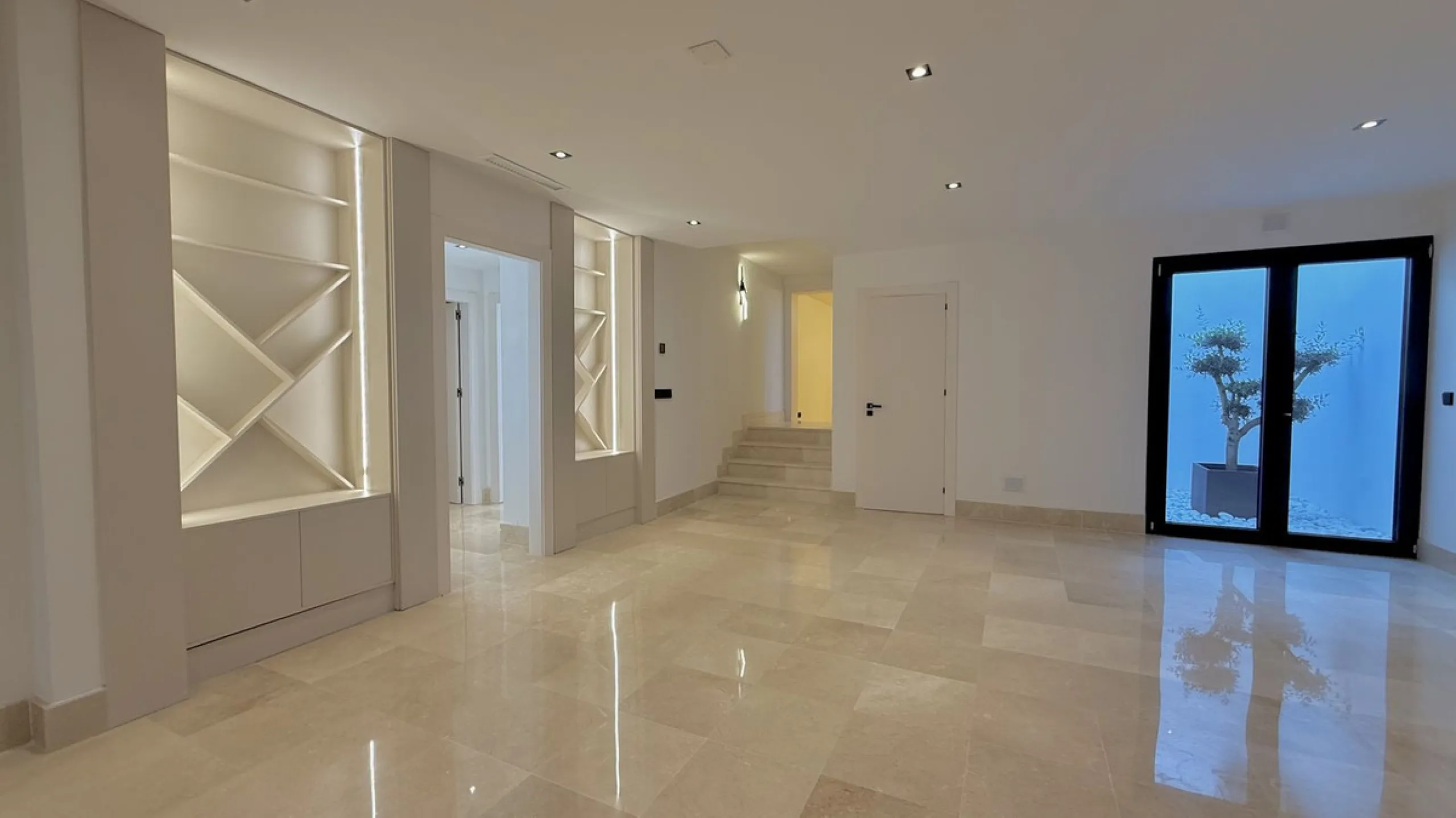 An exceptional villa for sale in Altos del Rodeo, offering five bedrooms and four bathrooms with a desirable south-facing orientation. The villa was fully renovated in 2025. The property is distributed over three levels.