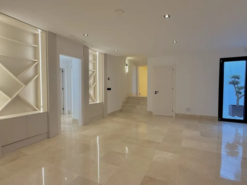 An exceptional villa for sale in Altos del Rodeo, offering five bedrooms and four bathrooms with a desirable south-facing orientation. The villa was fully renovated in 2025. The property is distributed over three levels.