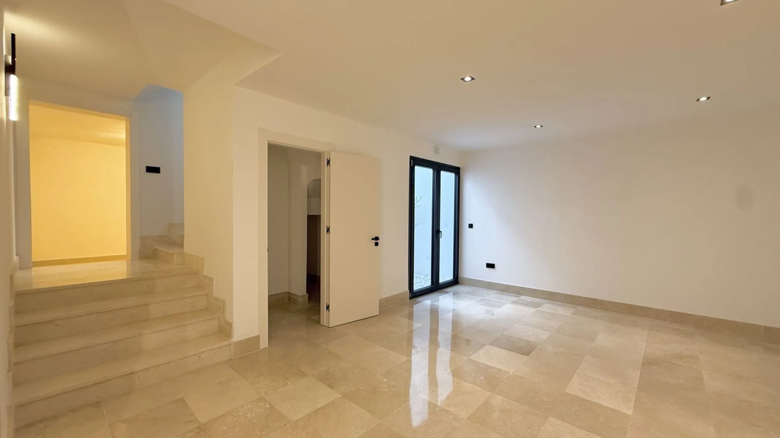 An exceptional villa for sale in Altos del Rodeo, offering five bedrooms and four bathrooms with a desirable south-facing orientation. The villa was fully renovated in 2025. The property is distributed over three levels.