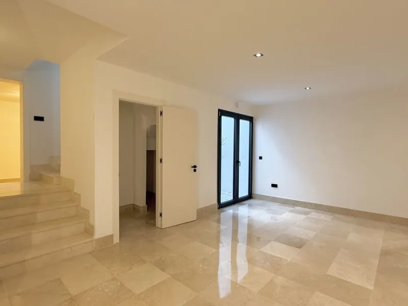 An exceptional villa for sale in Altos del Rodeo, offering five bedrooms and four bathrooms with a desirable south-facing orientation. The villa was fully renovated in 2025. The property is distributed over three levels.