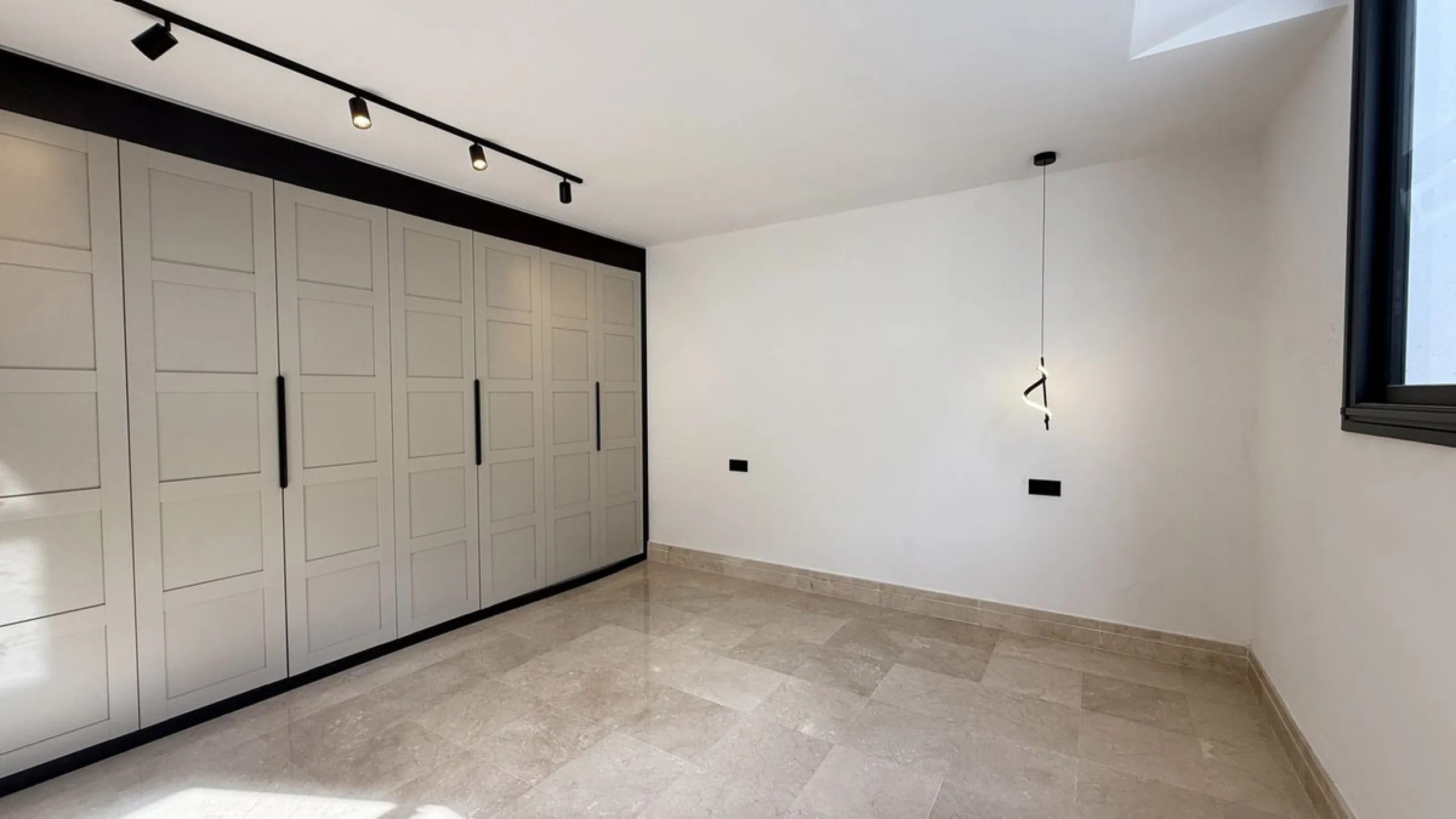 An exceptional villa for sale in Altos del Rodeo, offering five bedrooms and four bathrooms with a desirable south-facing orientation. The villa was fully renovated in 2025. The property is distributed over three levels.