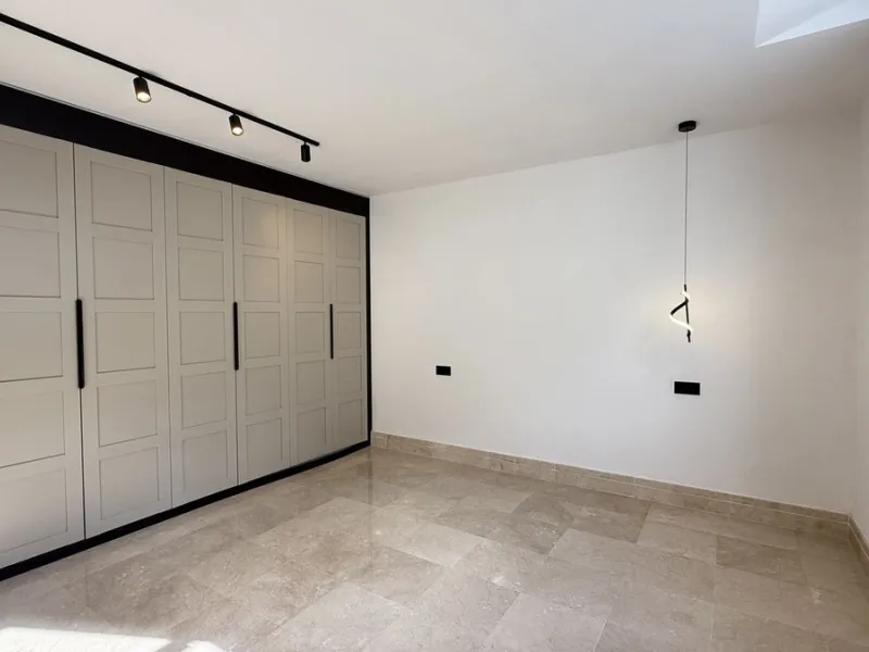 An exceptional villa for sale in Altos del Rodeo, offering five bedrooms and four bathrooms with a desirable south-facing orientation. The villa was fully renovated in 2025. The property is distributed over three levels.