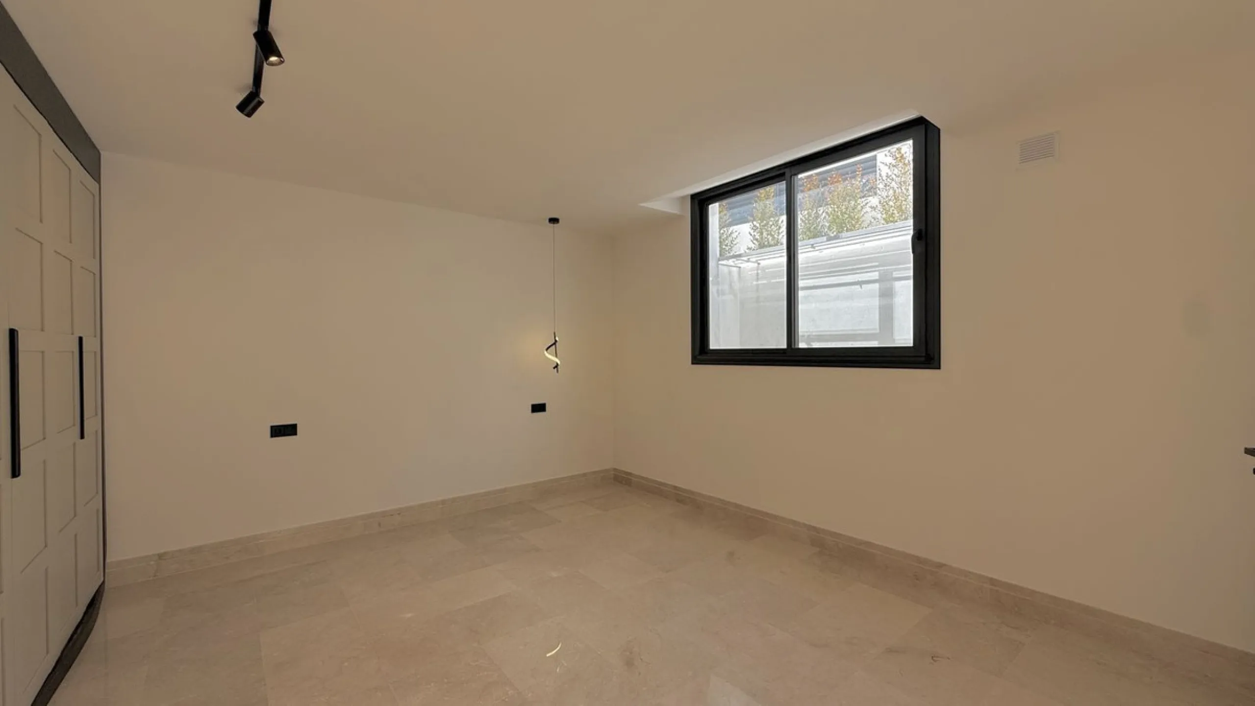 An exceptional villa for sale in Altos del Rodeo, offering five bedrooms and four bathrooms with a desirable south-facing orientation. The villa was fully renovated in 2025. The property is distributed over three levels.