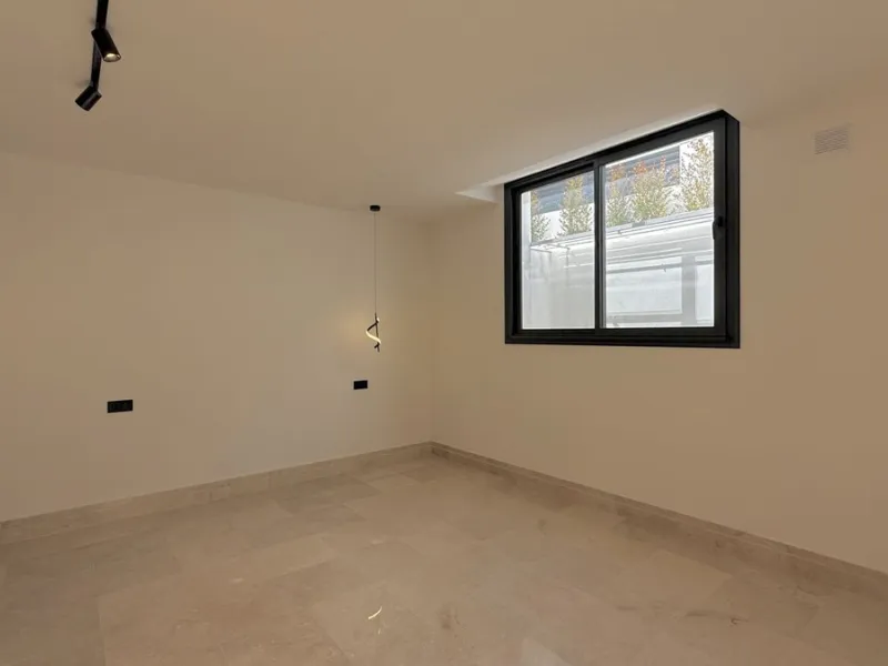An exceptional villa for sale in Altos del Rodeo, offering five bedrooms and four bathrooms with a desirable south-facing orientation. The villa was fully renovated in 2025. The property is distributed over three levels.