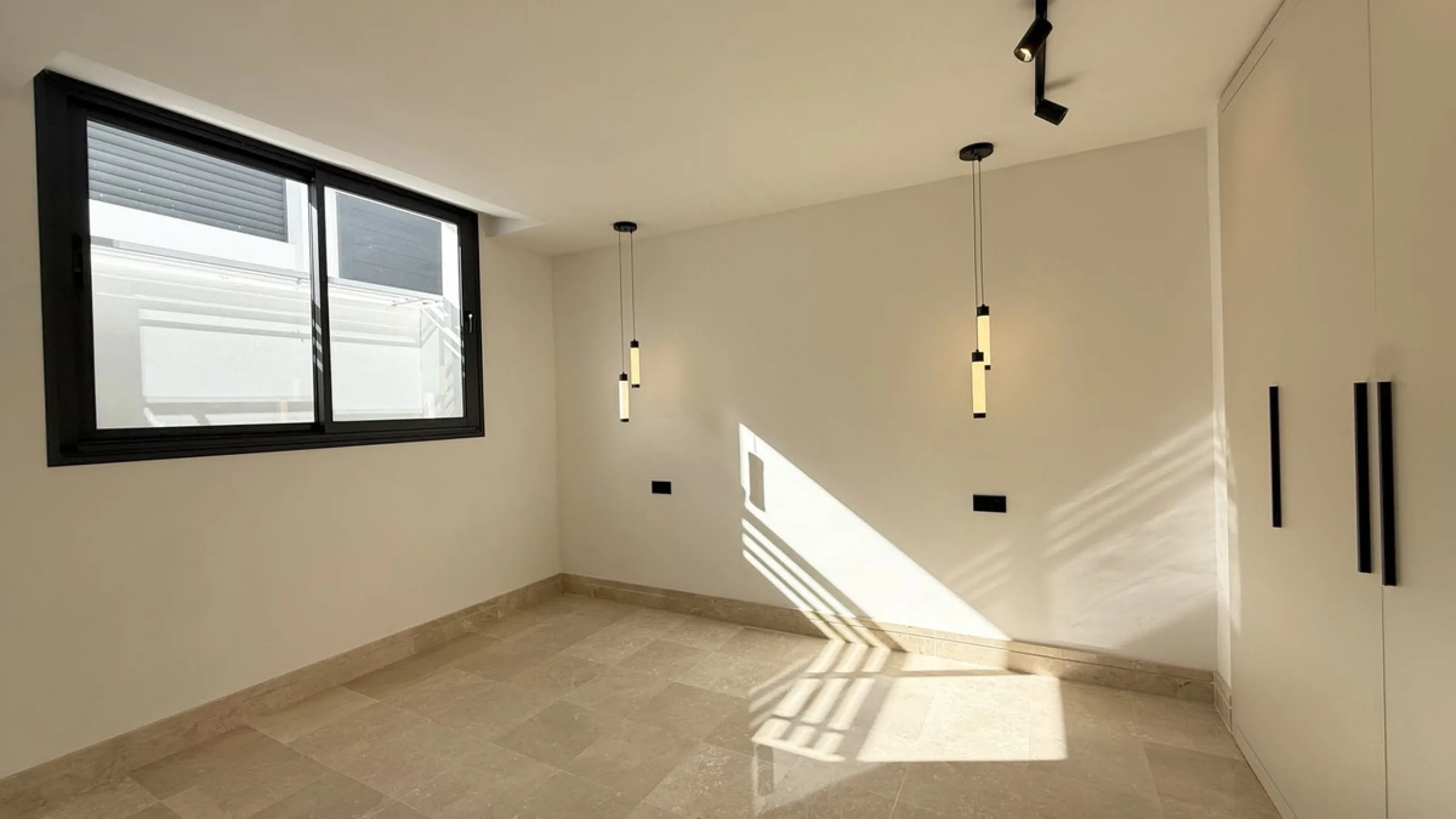 An exceptional villa for sale in Altos del Rodeo, offering five bedrooms and four bathrooms with a desirable south-facing orientation. The villa was fully renovated in 2025. The property is distributed over three levels.