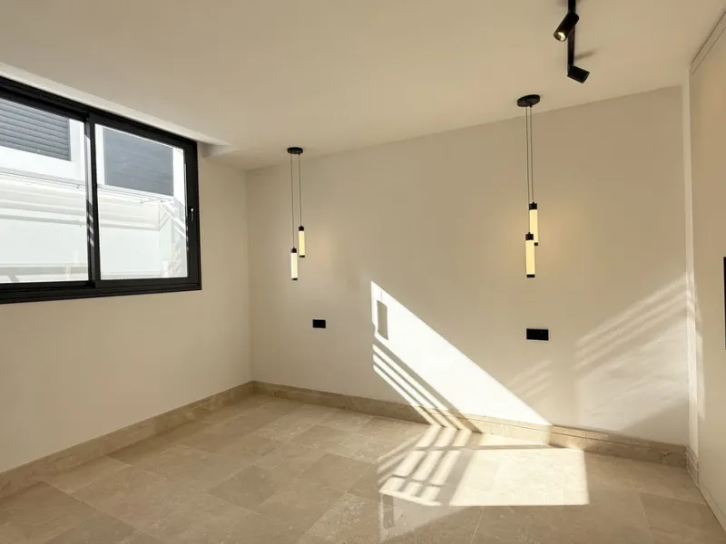 An exceptional villa for sale in Altos del Rodeo, offering five bedrooms and four bathrooms with a desirable south-facing orientation. The villa was fully renovated in 2025. The property is distributed over three levels.
