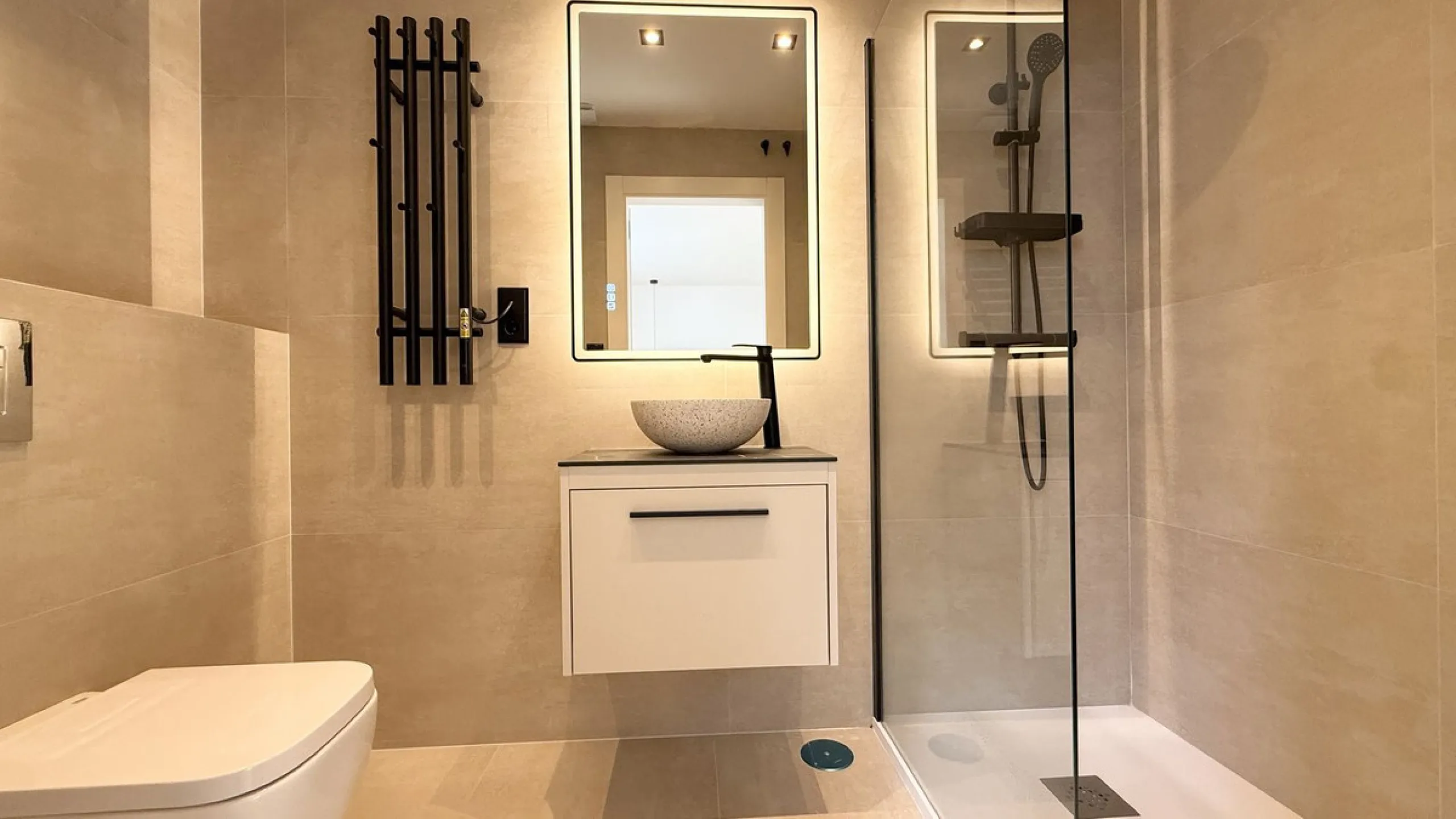An exceptional villa for sale in Altos del Rodeo, offering five bedrooms and four bathrooms with a desirable south-facing orientation. The villa was fully renovated in 2025. The property is distributed over three levels.