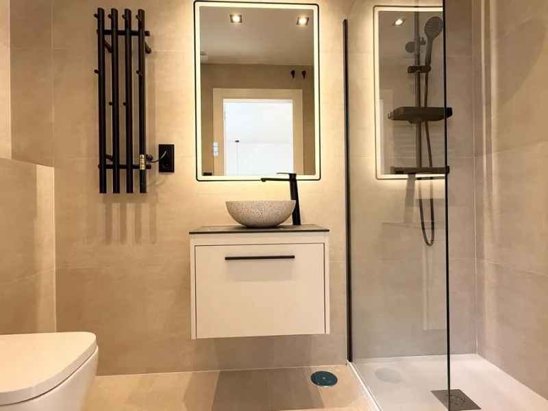 An exceptional villa for sale in Altos del Rodeo, offering five bedrooms and four bathrooms with a desirable south-facing orientation. The villa was fully renovated in 2025. The property is distributed over three levels.