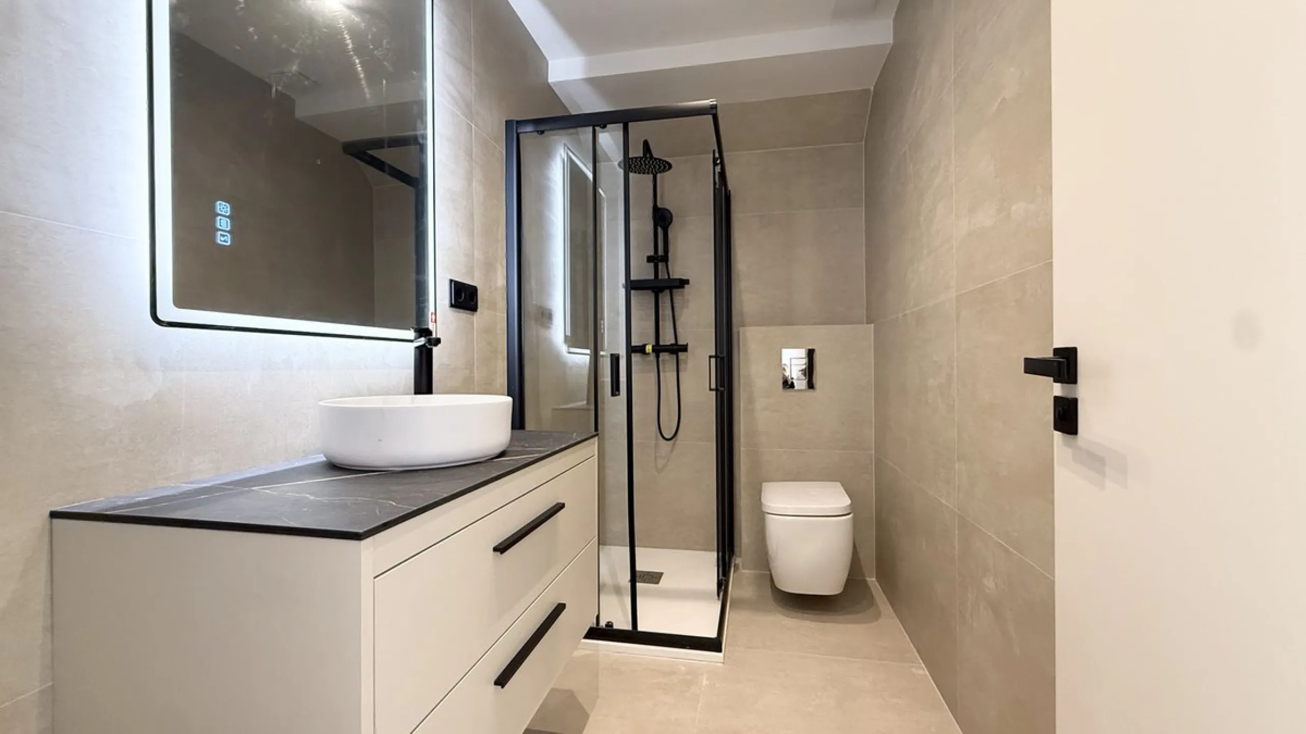 An exceptional villa for sale in Altos del Rodeo, offering five bedrooms and four bathrooms with a desirable south-facing orientation. The villa was fully renovated in 2025. The property is distributed over three levels.