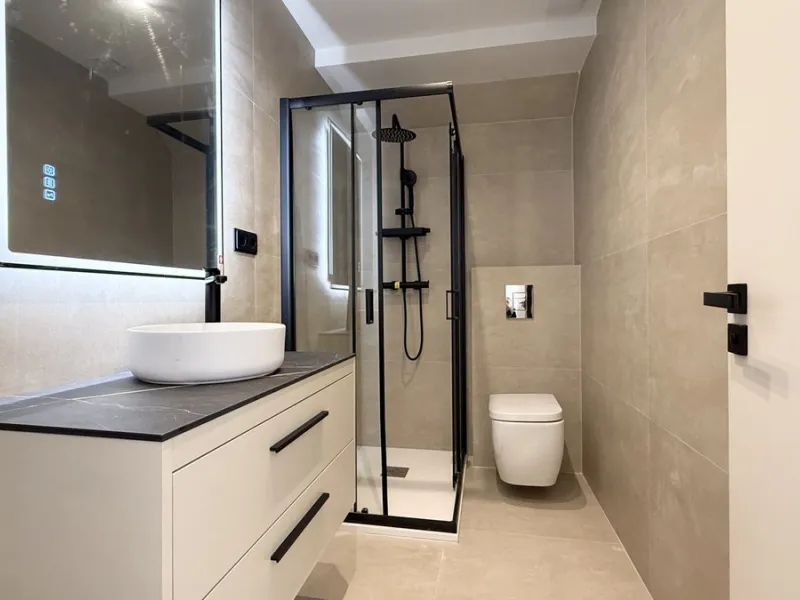 An exceptional villa for sale in Altos del Rodeo, offering five bedrooms and four bathrooms with a desirable south-facing orientation. The villa was fully renovated in 2025. The property is distributed over three levels.