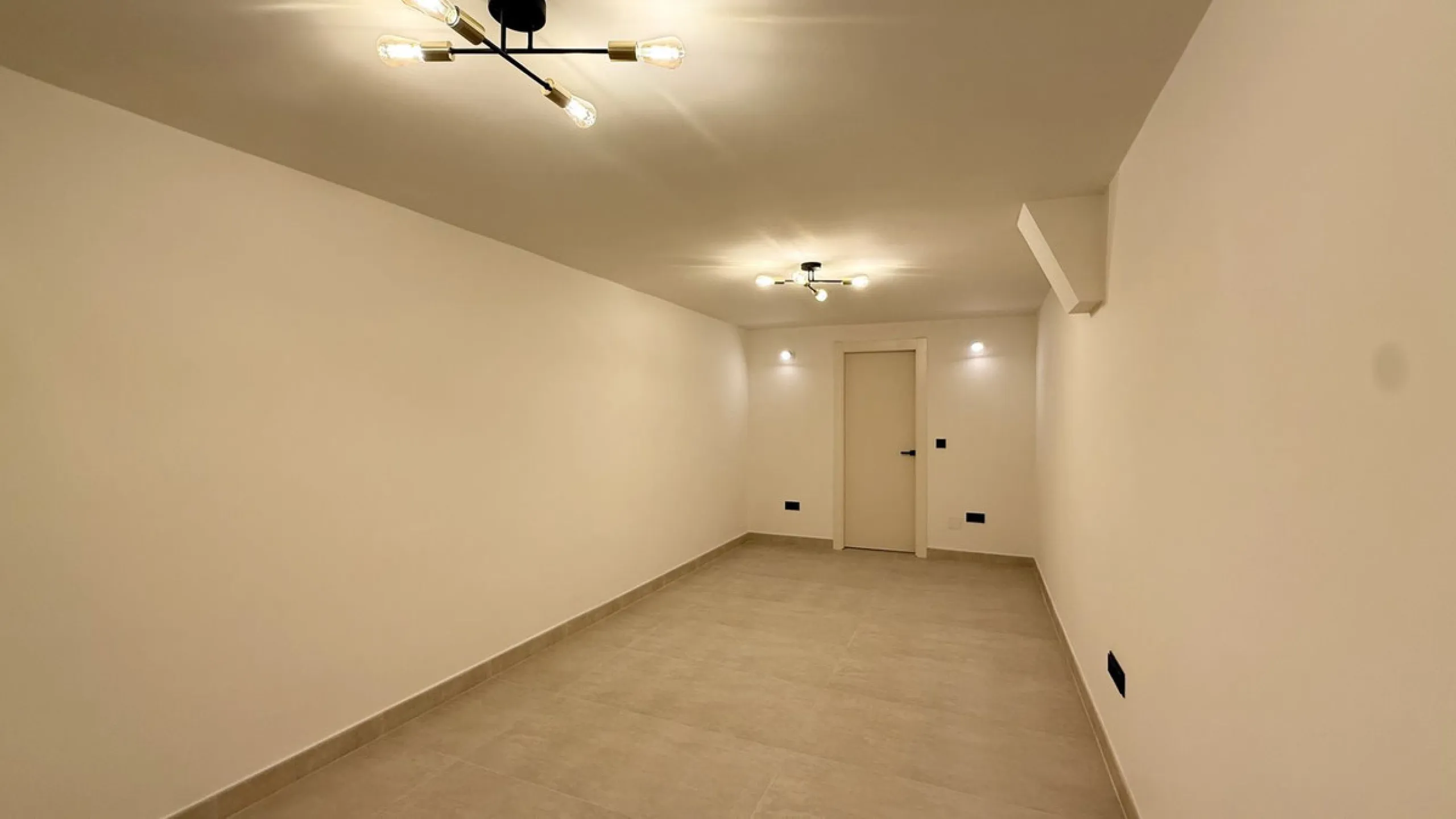 An exceptional villa for sale in Altos del Rodeo, offering five bedrooms and four bathrooms with a desirable south-facing orientation. The villa was fully renovated in 2025. The property is distributed over three levels.