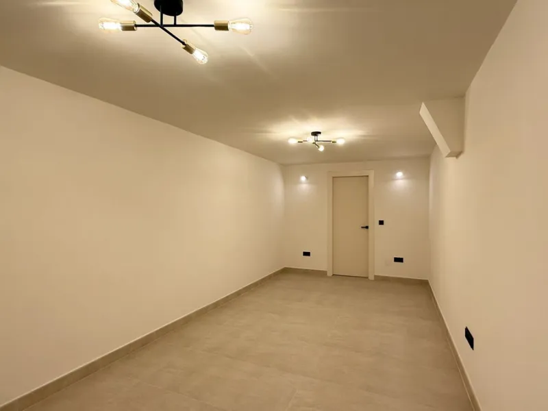 An exceptional villa for sale in Altos del Rodeo, offering five bedrooms and four bathrooms with a desirable south-facing orientation. The villa was fully renovated in 2025. The property is distributed over three levels.