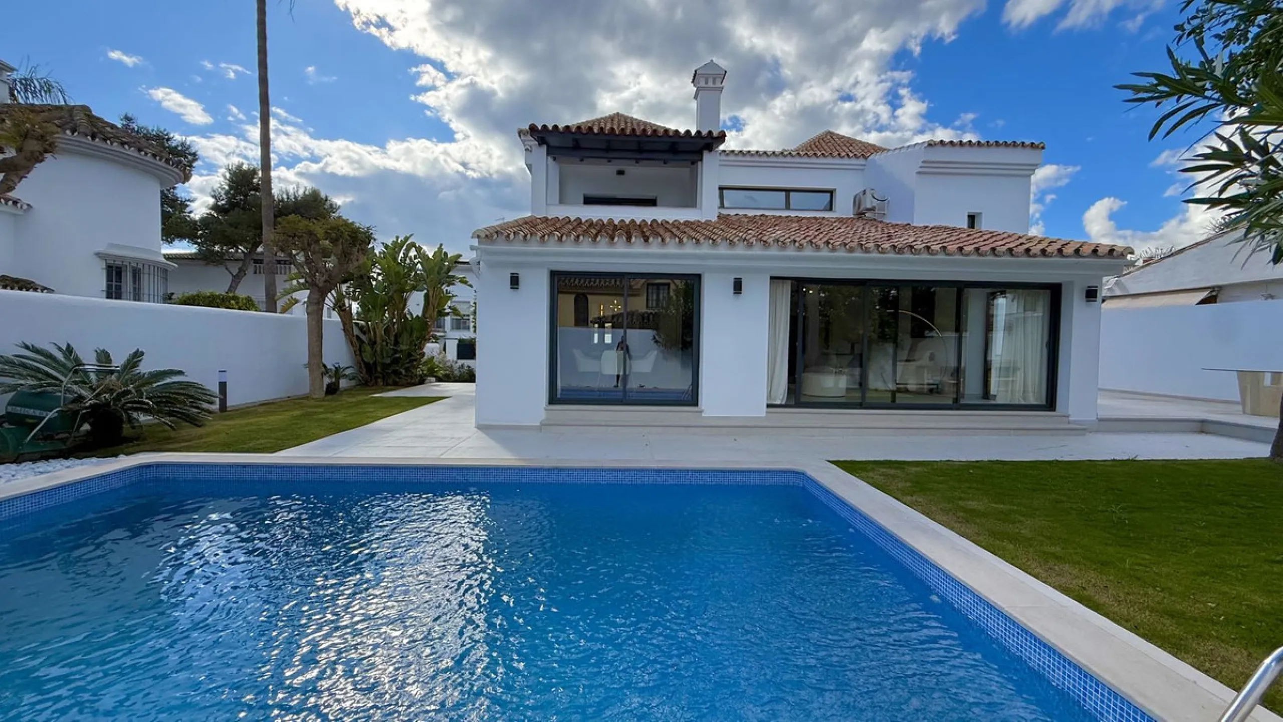 An exceptional villa for sale in Altos del Rodeo, offering five bedrooms and four bathrooms with a desirable south-facing orientation. The villa was fully renovated in 2025. The property is distributed over three levels.
