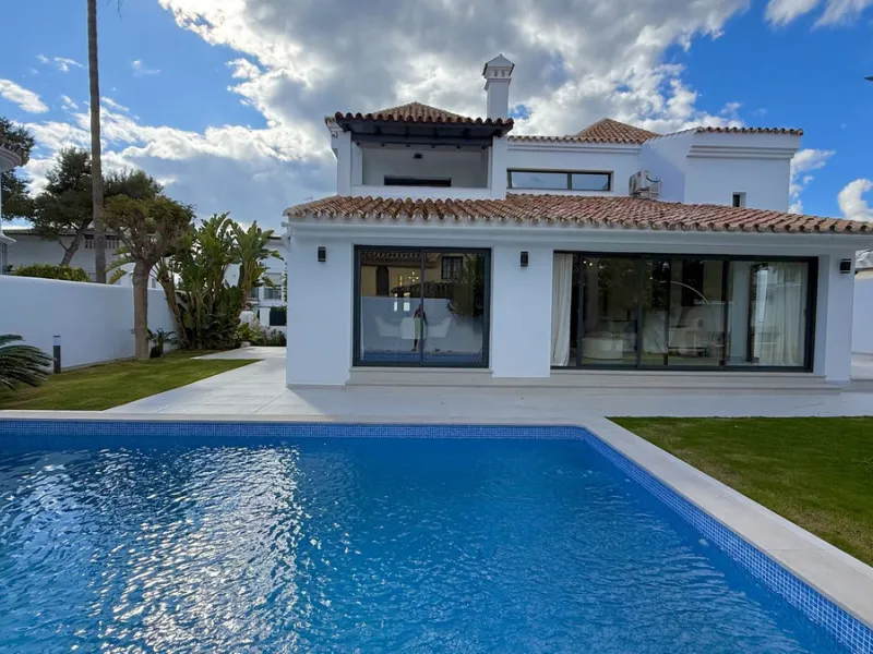 An exceptional villa for sale in Altos del Rodeo, offering five bedrooms and four bathrooms with a desirable south-facing orientation. The villa was fully renovated in 2025. The property is distributed over three levels.