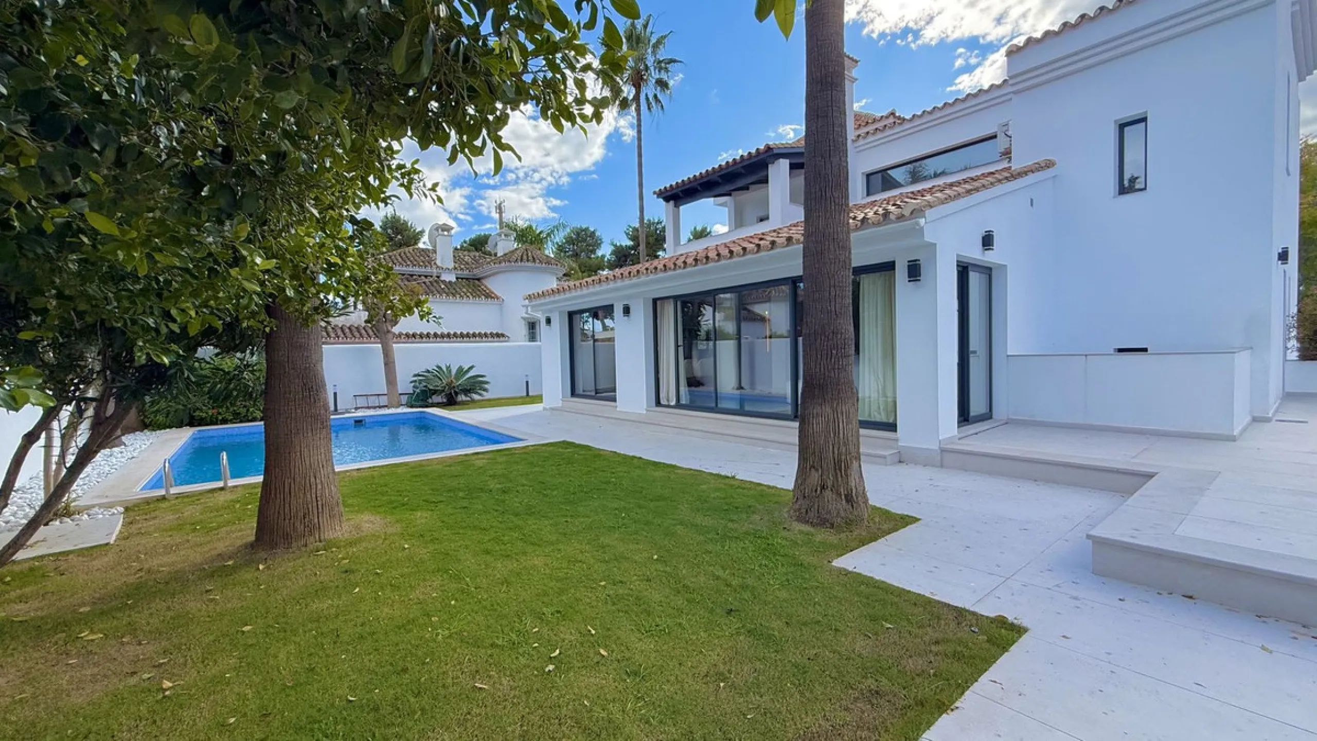 An exceptional villa for sale in Altos del Rodeo, offering five bedrooms and four bathrooms with a desirable south-facing orientation. The villa was fully renovated in 2025. The property is distributed over three levels.