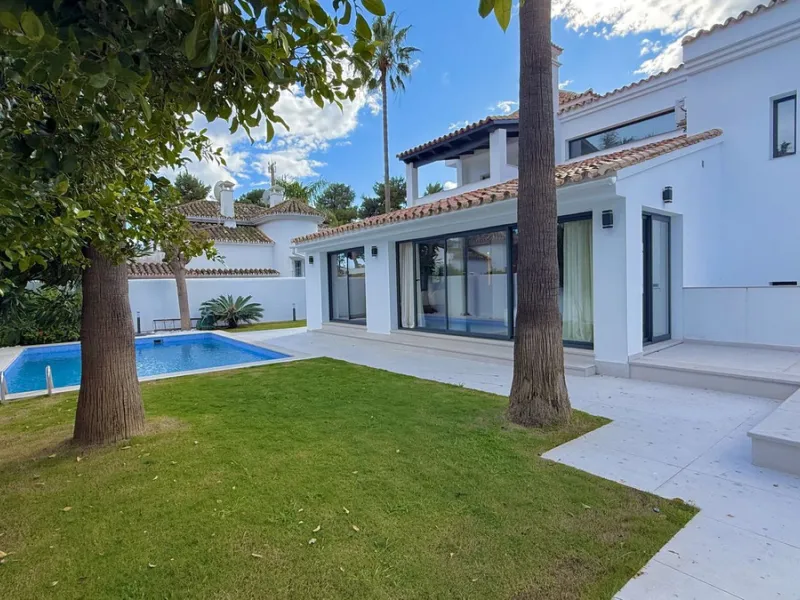 An exceptional villa for sale in Altos del Rodeo, offering five bedrooms and four bathrooms with a desirable south-facing orientation. The villa was fully renovated in 2025. The property is distributed over three levels.