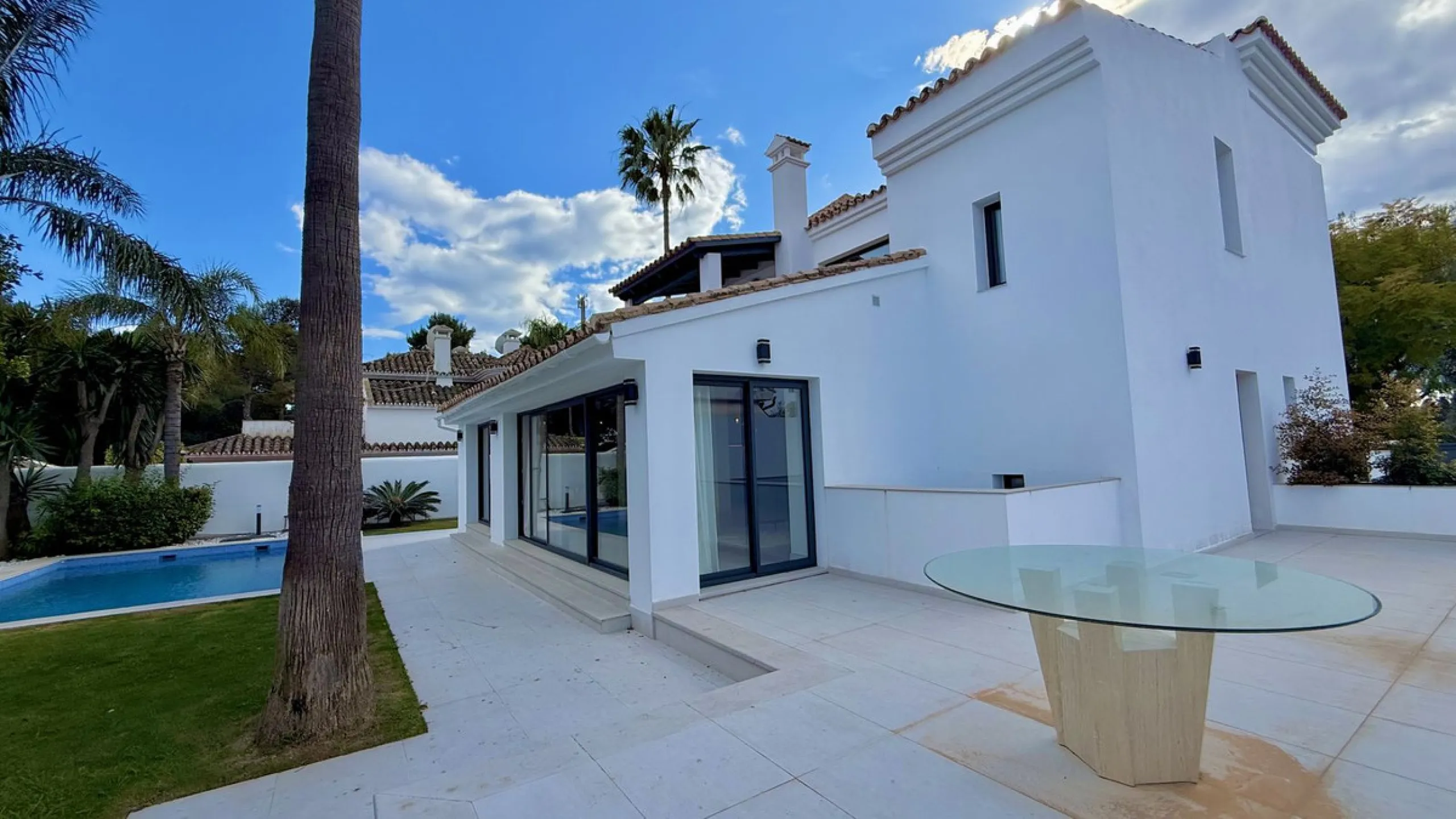 An exceptional villa for sale in Altos del Rodeo, offering five bedrooms and four bathrooms with a desirable south-facing orientation. The villa was fully renovated in 2025. The property is distributed over three levels.