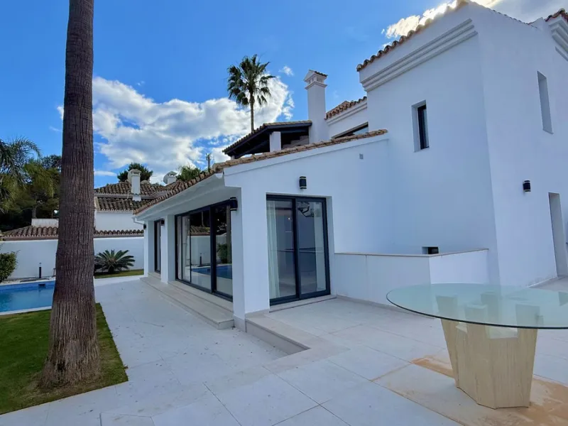 An exceptional villa for sale in Altos del Rodeo, offering five bedrooms and four bathrooms with a desirable south-facing orientation. The villa was fully renovated in 2025. The property is distributed over three levels.