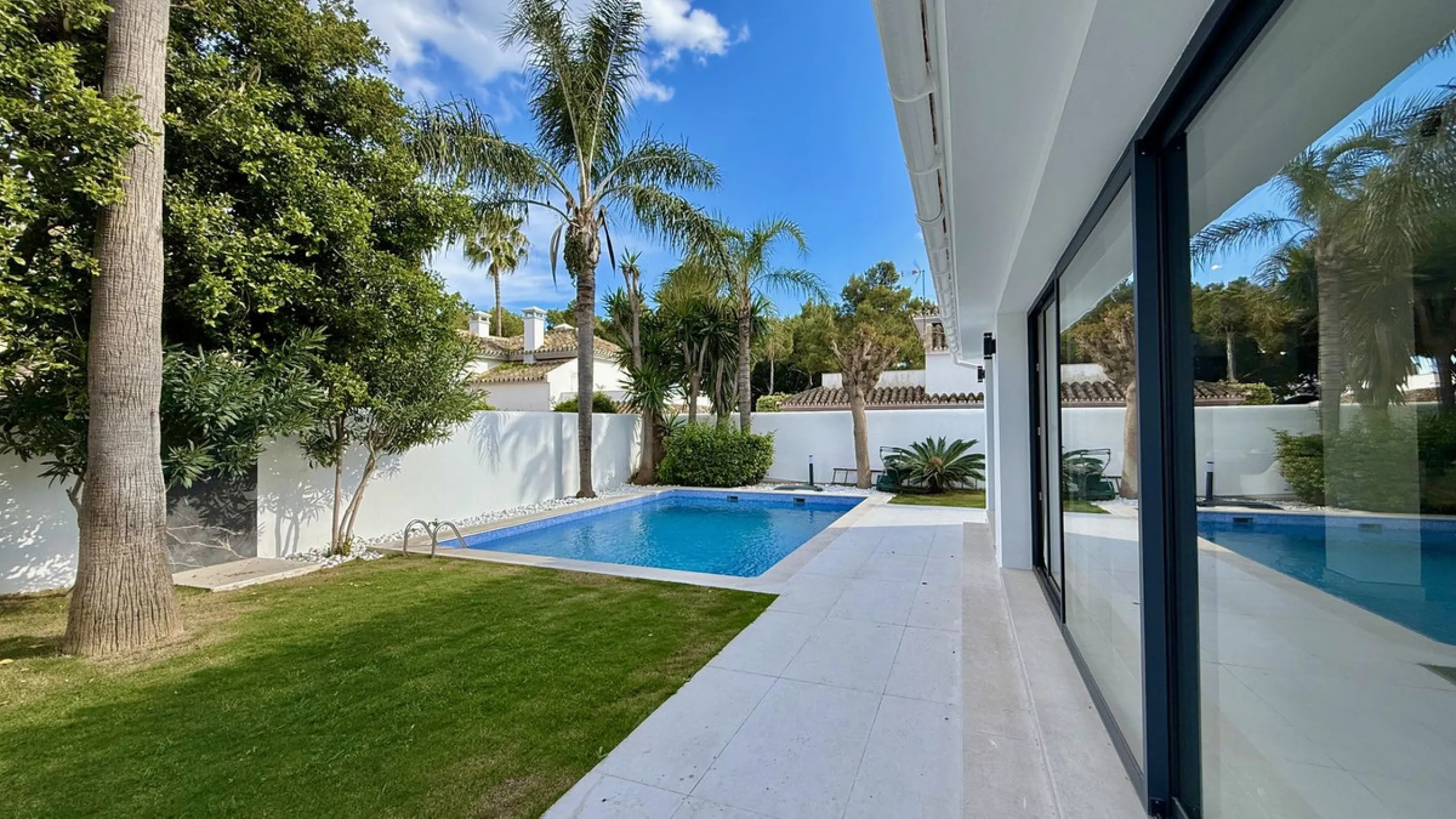 An exceptional villa for sale in Altos del Rodeo, offering five bedrooms and four bathrooms with a desirable south-facing orientation. The villa was fully renovated in 2025. The property is distributed over three levels.
