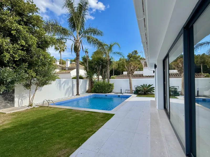 An exceptional villa for sale in Altos del Rodeo, offering five bedrooms and four bathrooms with a desirable south-facing orientation. The villa was fully renovated in 2025. The property is distributed over three levels.