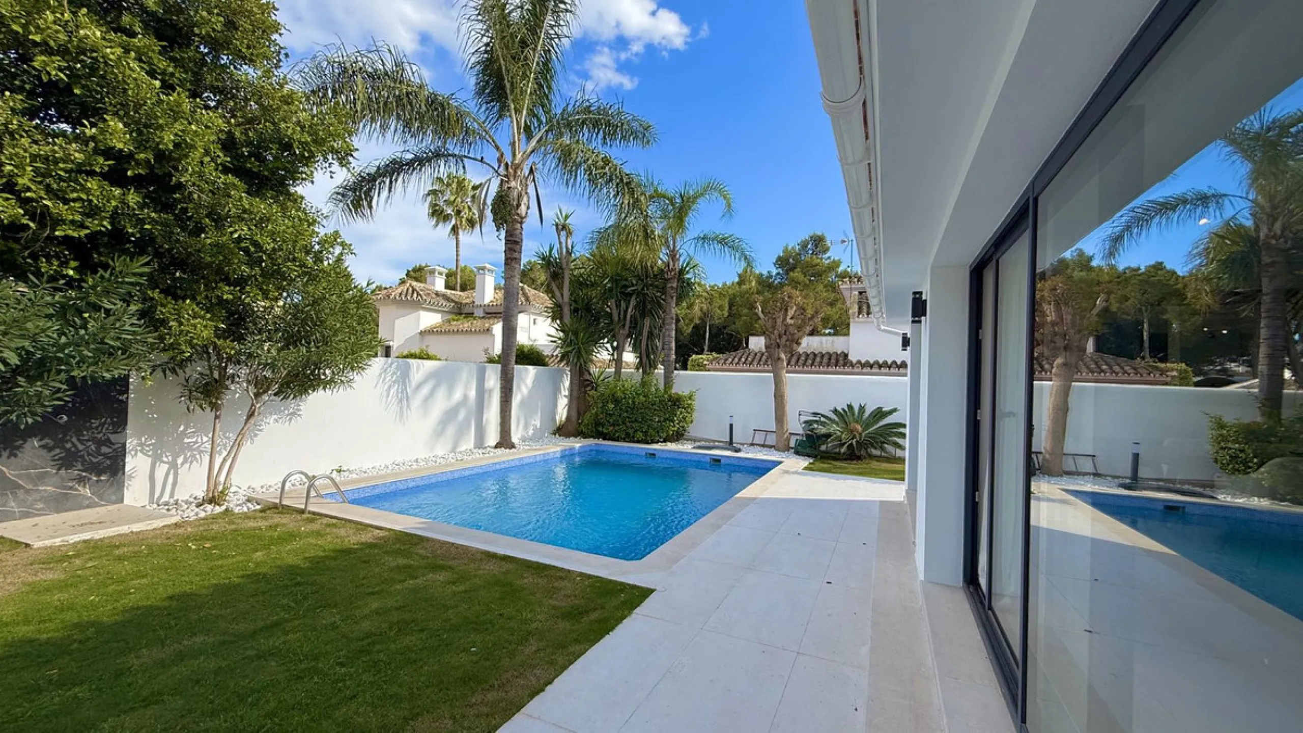 An exceptional villa for sale in Altos del Rodeo, offering five bedrooms and four bathrooms with a desirable south-facing orientation. The villa was fully renovated in 2025. The property is distributed over three levels.