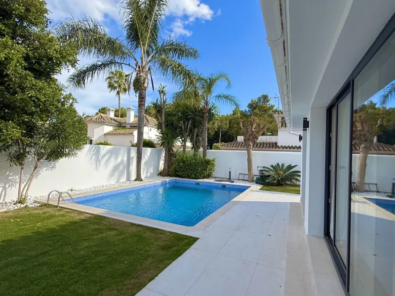 An exceptional villa for sale in Altos del Rodeo, offering five bedrooms and four bathrooms with a desirable south-facing orientation. The villa was fully renovated in 2025. The property is distributed over three levels.
