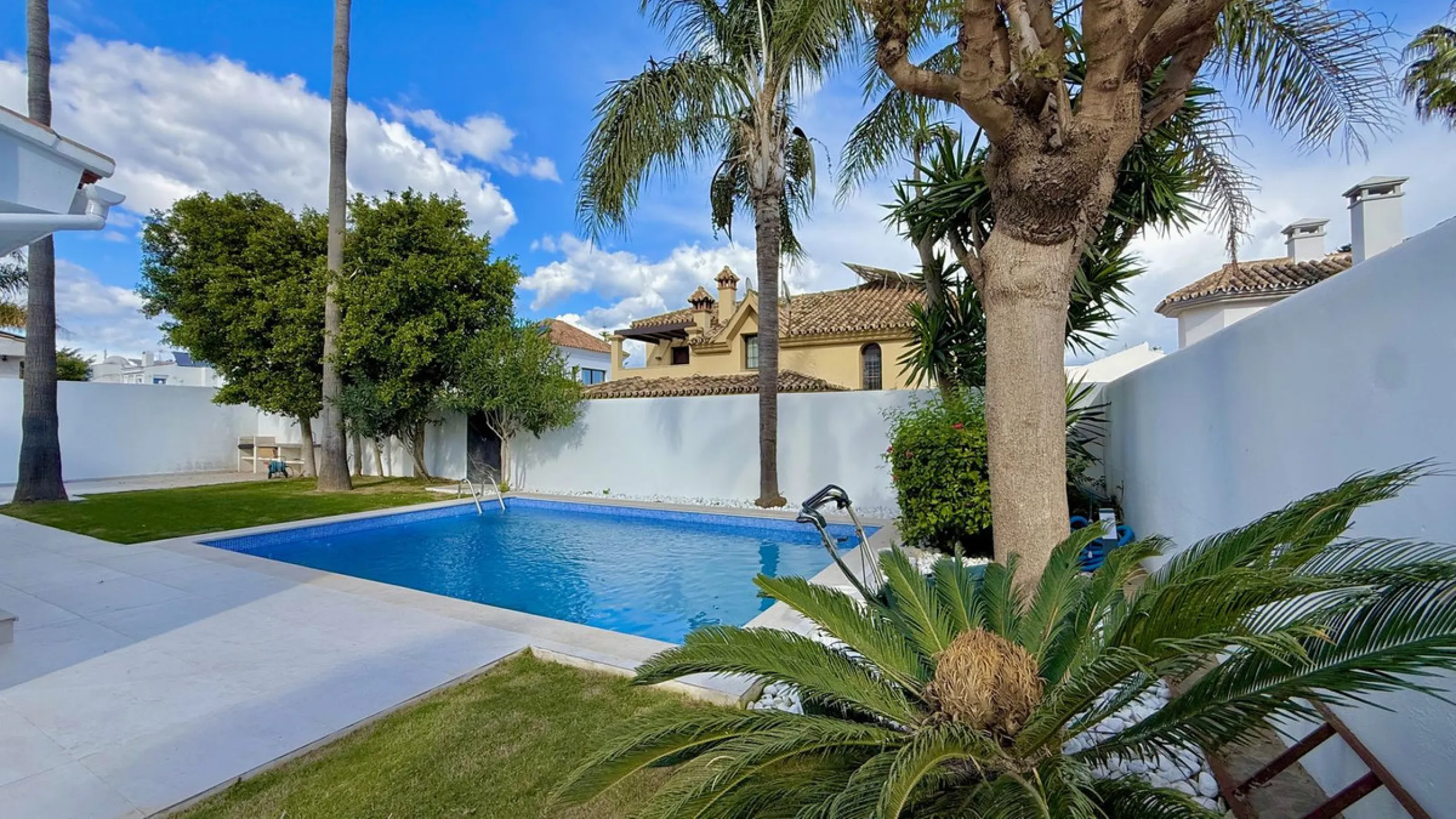 An exceptional villa for sale in Altos del Rodeo, offering five bedrooms and four bathrooms with a desirable south-facing orientation. The villa was fully renovated in 2025. The property is distributed over three levels.