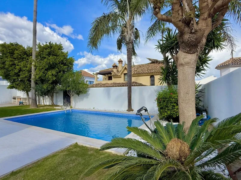 An exceptional villa for sale in Altos del Rodeo, offering five bedrooms and four bathrooms with a desirable south-facing orientation. The villa was fully renovated in 2025. The property is distributed over three levels.