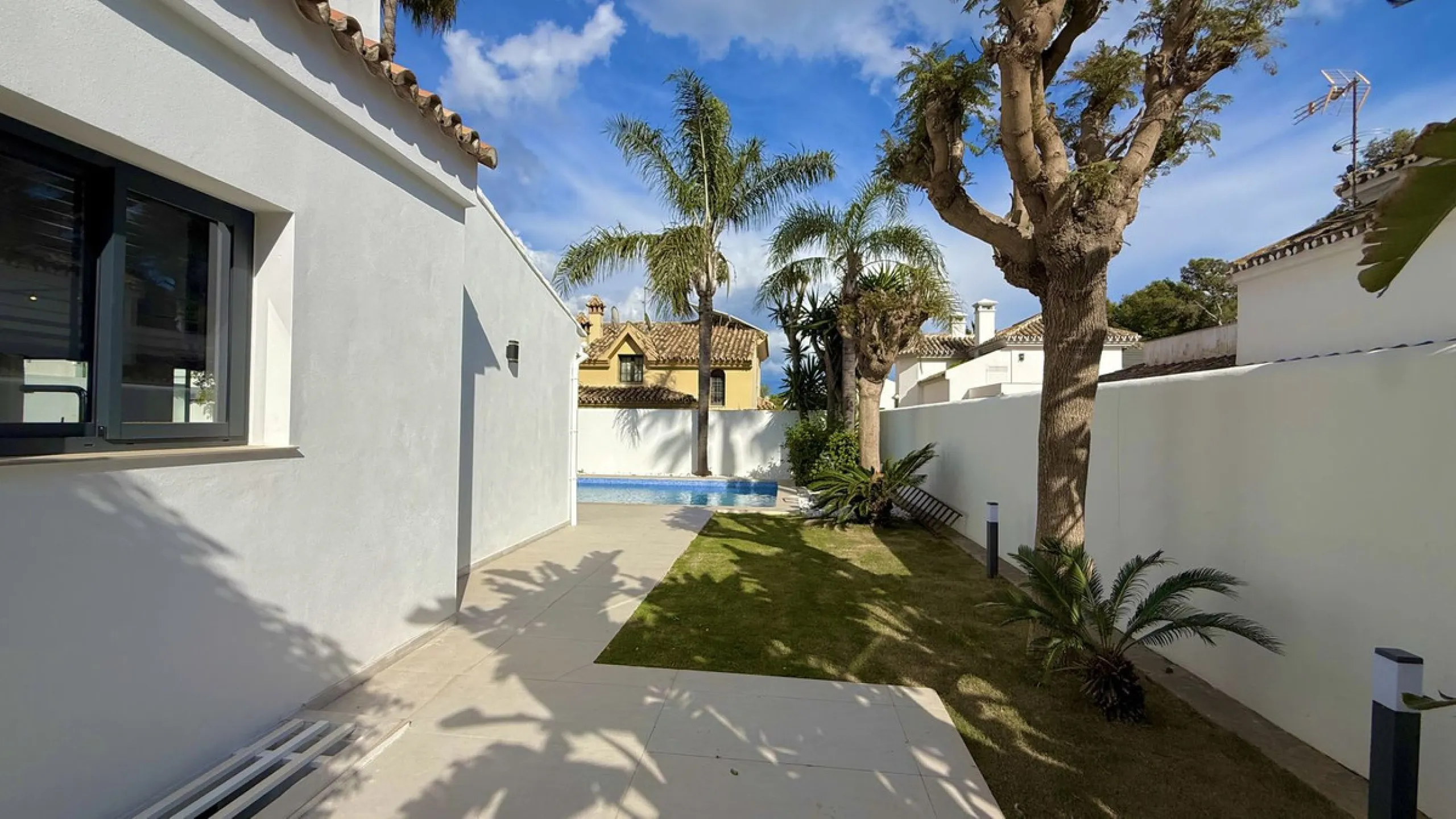 An exceptional villa for sale in Altos del Rodeo, offering five bedrooms and four bathrooms with a desirable south-facing orientation. The villa was fully renovated in 2025. The property is distributed over three levels.